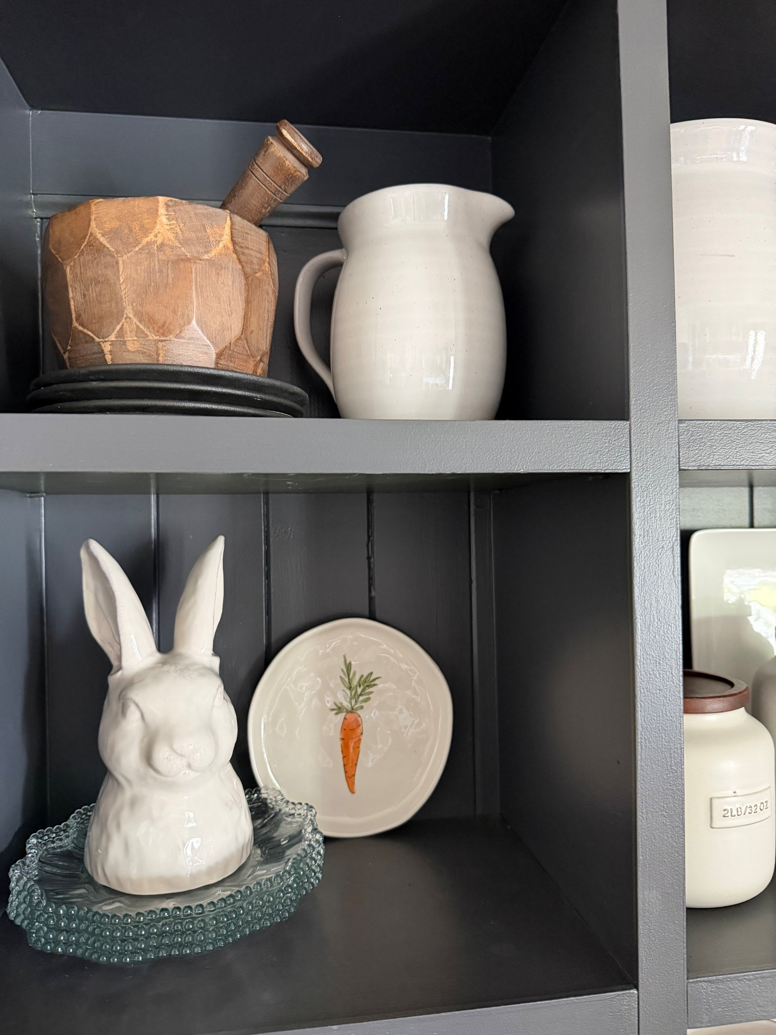 Loving these adorable carrot plates which are perfect for Easter dinner and an Easter display! 🥕