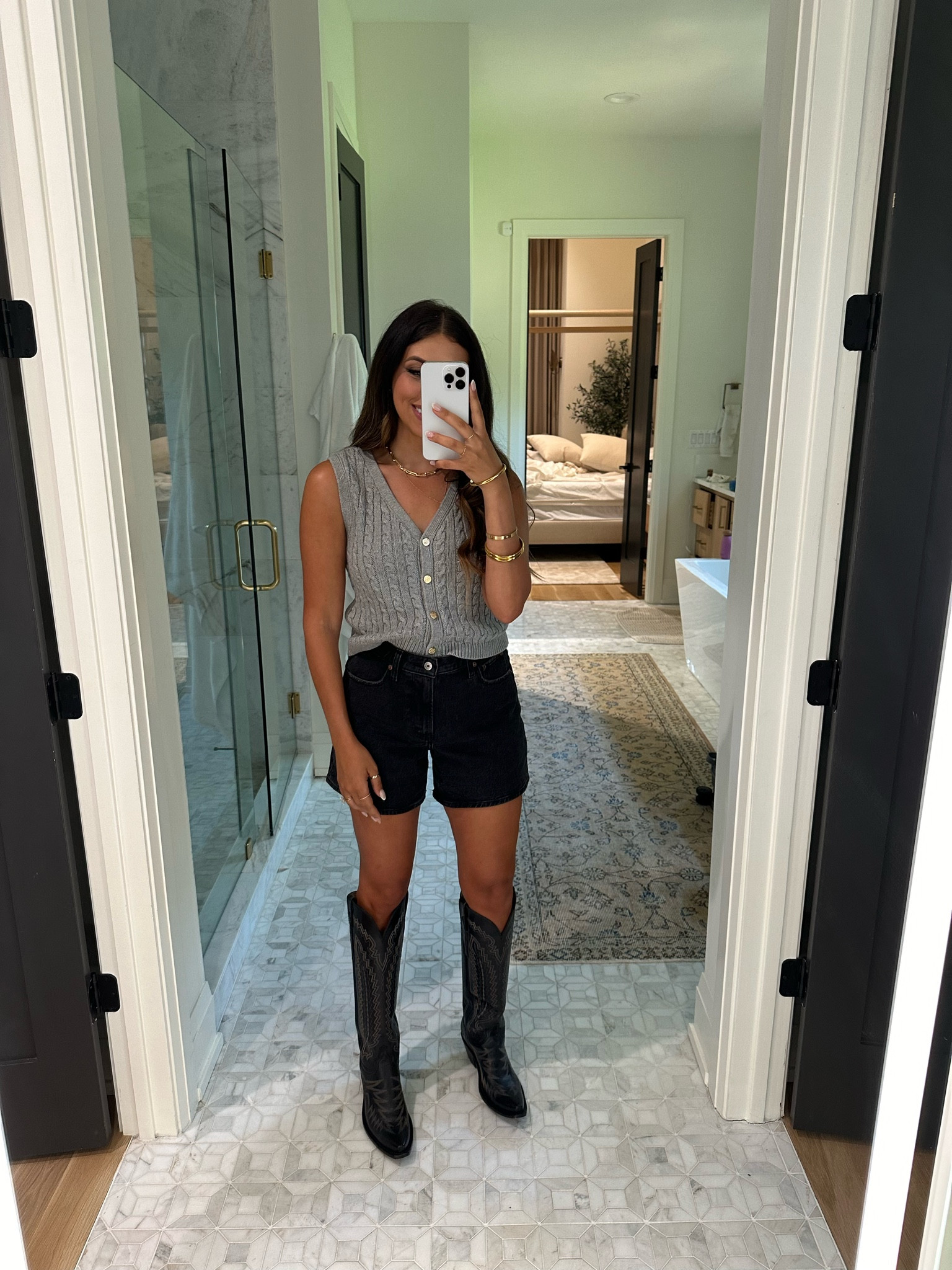 Top: small
Shorts: 28
Blameitondede for extra 15% off! 

Cute and comfy western outfit! Would be cute for concerts but also just great staple pieces