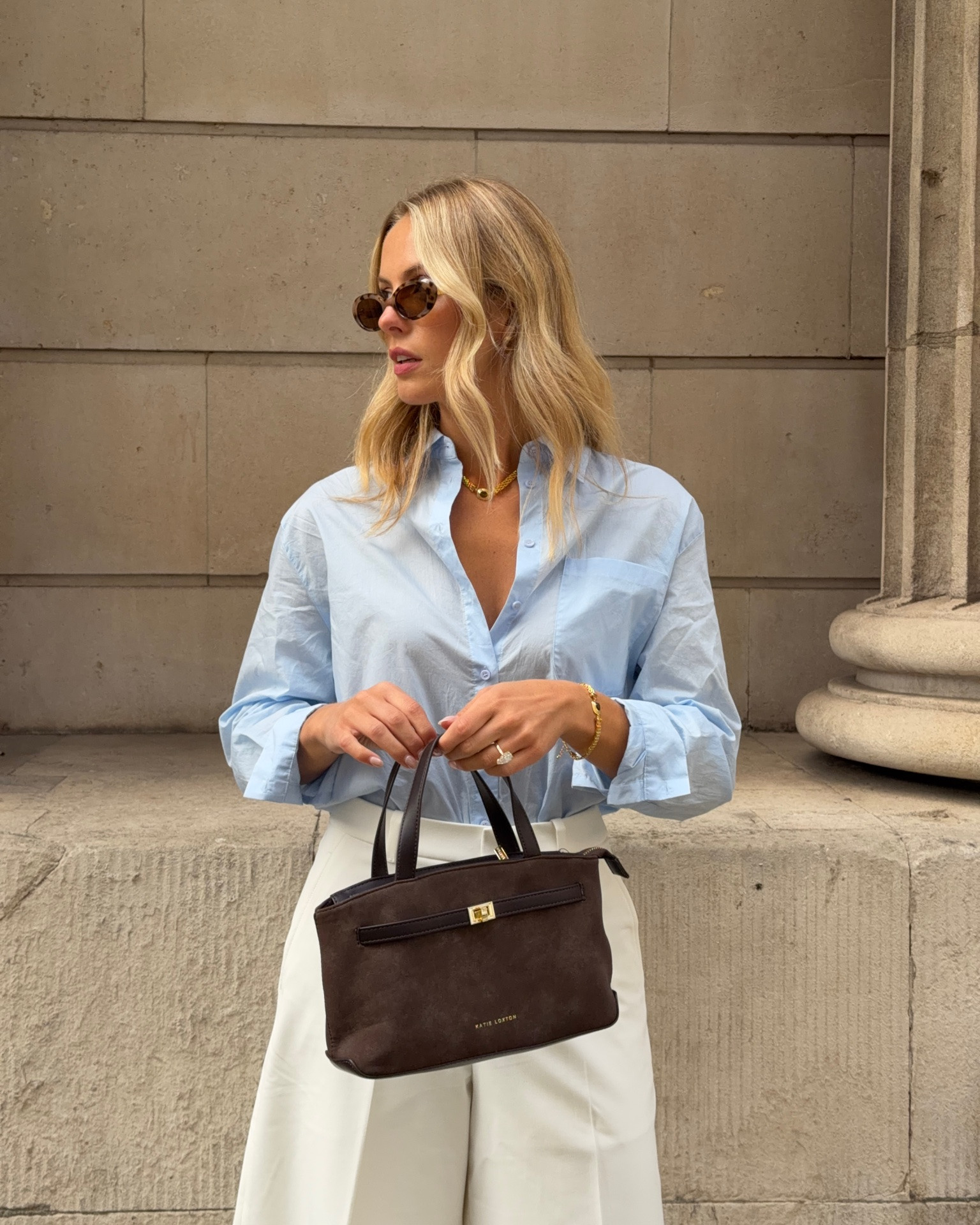 A longer line Bermuda short for that in-between summer weather 👌🏼 Styled with an oversized blue shirt, chocolate brown bag + simple flip flop heels 🤍

Jigsaw, blue shirt, Uniqlo, Katie Loxton, Bermuda shorts, pleat shorts, kitten heel, transitional style, office style, city style

#LTKuk #LTKautumn #LTKsummer