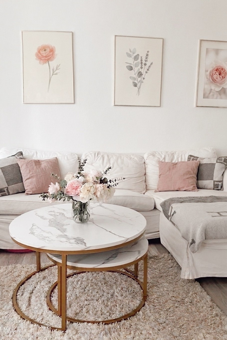 Home Sweet Home ✨ Verleihe deinem Wohnzimmer einen frischen, hellen Look! Die Kombination aus zartem Altrosa, cremefarbenen Textilien und edlen Gold-Akzenten schafft eine einladende Wohlfühloase. Kombiniert mit botanischen Wandbildern und einem eleganten Blumenstrauß auf dem Marmortisch wirkt der Raum sofort freundlich und stilvoll. Speichere dir diese Deko-Idee für dein Zuhause ab!

#LTKeurope #LTKhome #LTKstyletip
