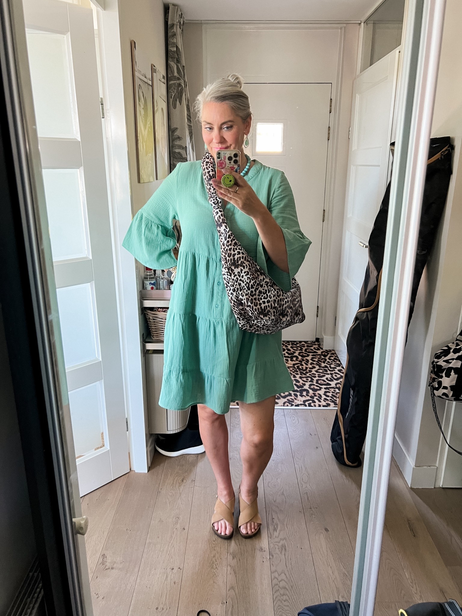 OOTD - Vrijdag. Heerlijk weer en een hoop te doen dus koos ik vandaag voor een comfortabele mousseline jurk (maat 44) in een prachtige zeegroene kleur. Daarbij een grote lichtgewicht tas met luipaard print en suède sandalen (tts). 