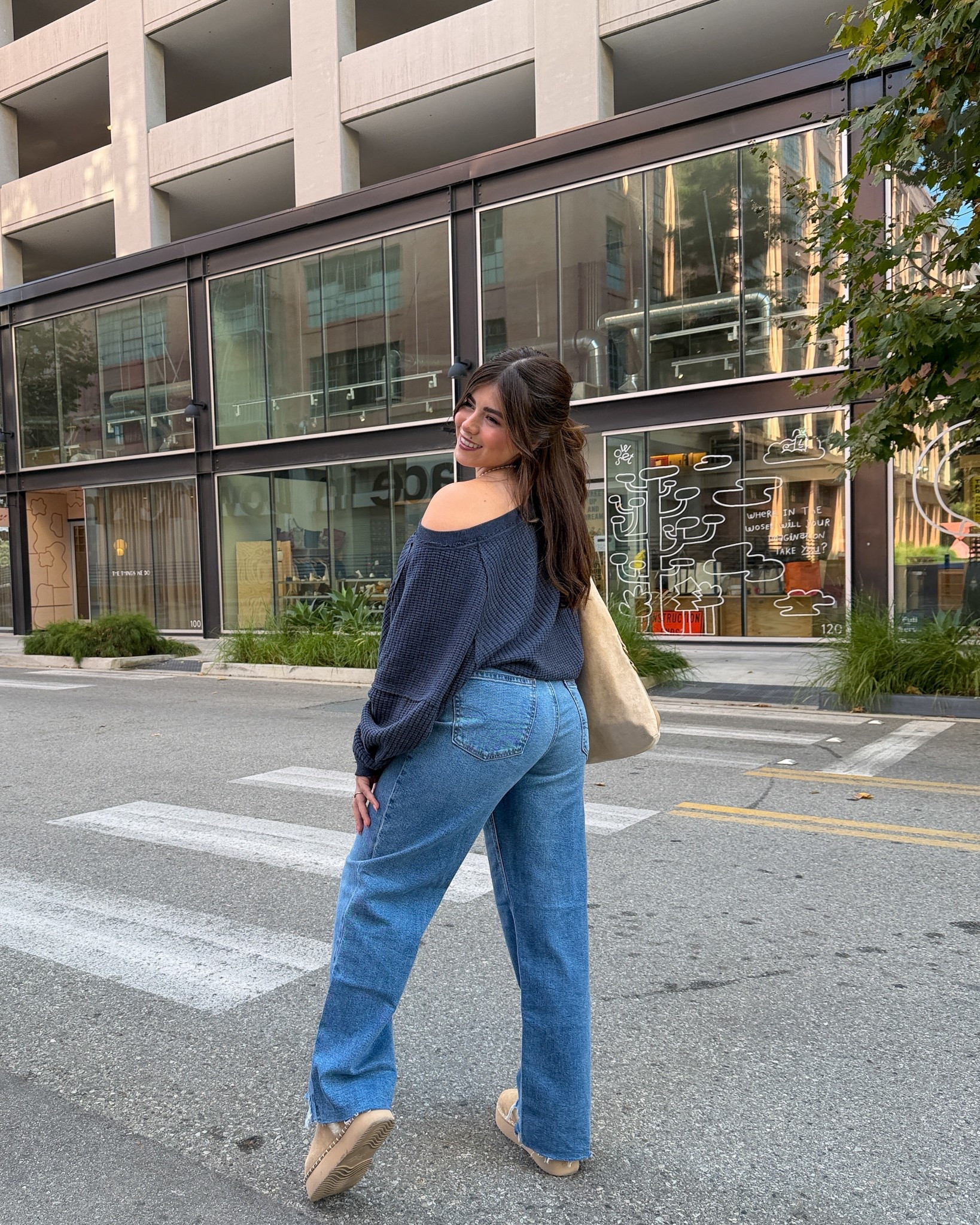 Your reminder that wardrobe basics don’t have to be boring 👖✨ @americaneagle has the kind of outfits that make it easy to look effortlessly put together #AEPartner