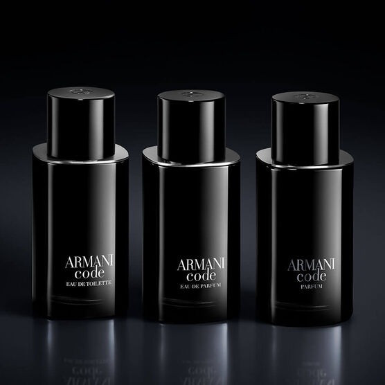 Armani Code Colonia é um fougère de composição simples, com espírito relaxado e casual. O ator Chris Pine personifica este perfume que combina de aromas cítricos (bergamota, mandarina, grãos de pimenta rosa). Em seguida, notas aromáticas de sálvia e florais, terminando com notas amadeiradas, âmbar e fava tonka. 

 #LTKbrasil #LTKbeleza #LTKhomens
