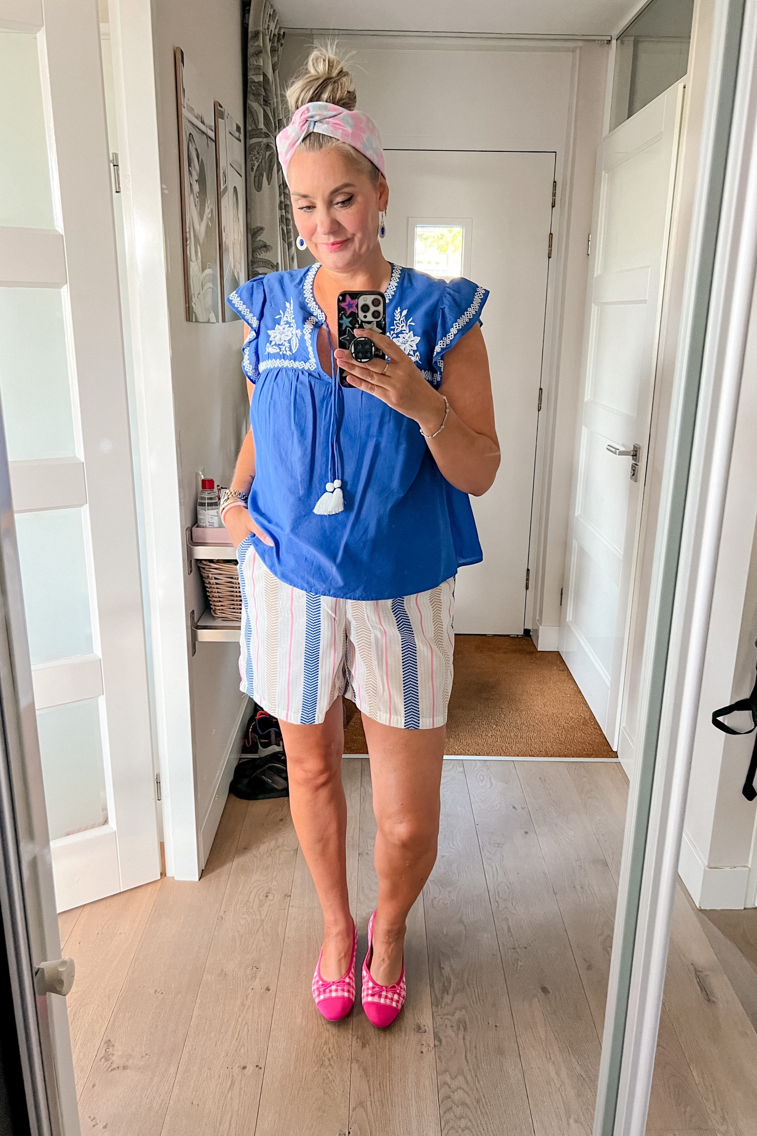 Ootd - Tuesday. Cobalt blue embroidered blouse with ruffle details paired geometric patterned shorts (Wibra, xl), Pink gingham ballet flats, velvet scrunchie and a blue and pink headband (Luvvies)

#LTKeurope #LTKnederlands #LTKsummer