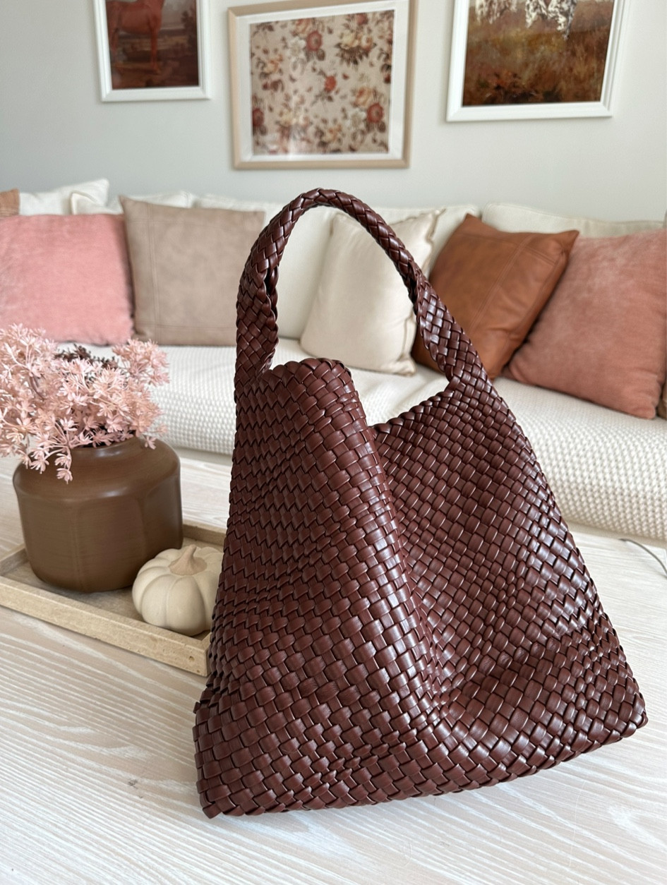 Brown bag I’m wearing all fall - holds SO much!

Fall trends brown leather bag brown tote fall outfitts

#LTKWorkwear #LTKItBag #LTKSeasonal