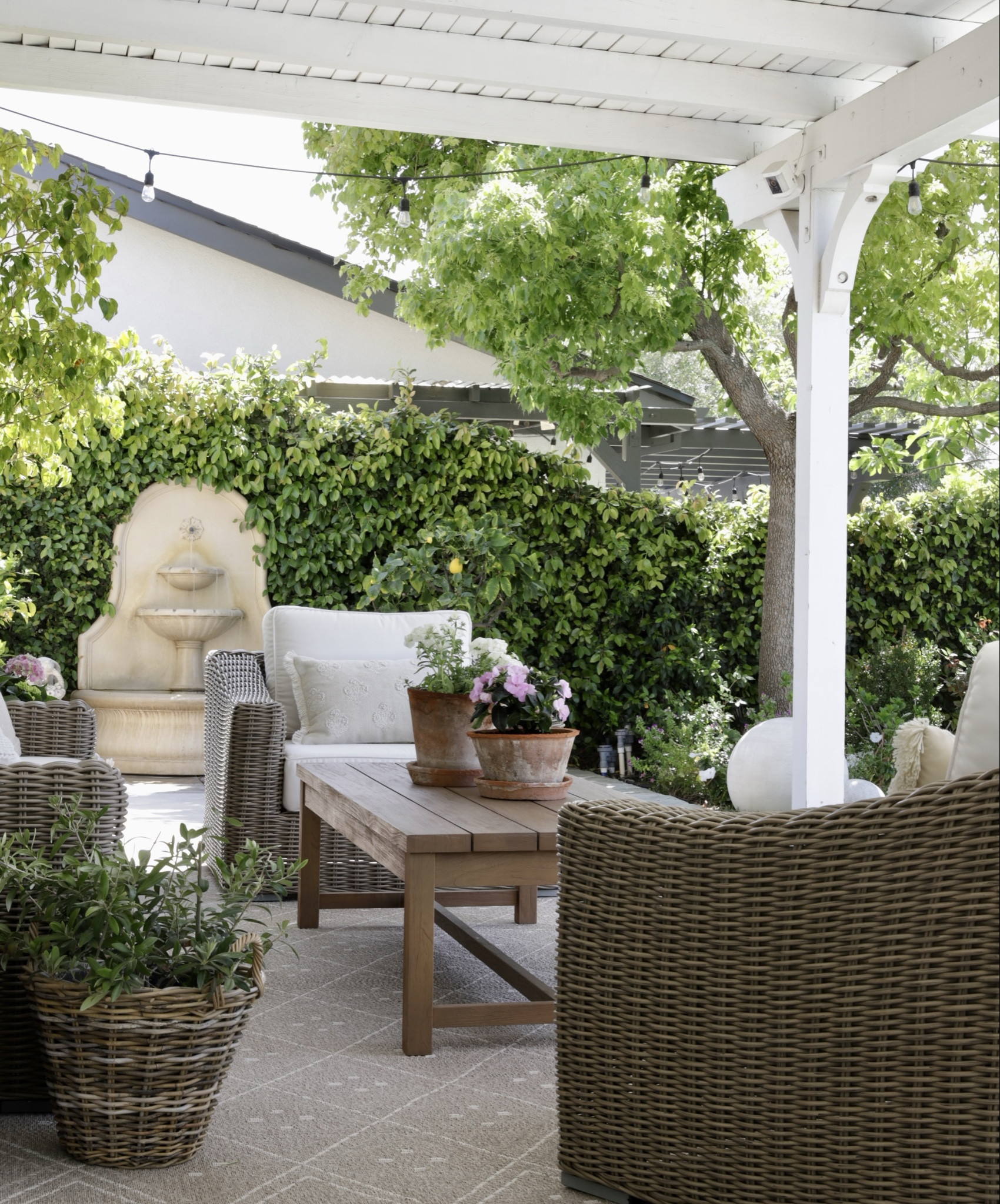 Our outdoor teak coffee table is HALF OFF! Get it before it’s gone!

Home decor, outdoor decor, outdoor furniture, spring refresh 



#LTKHome