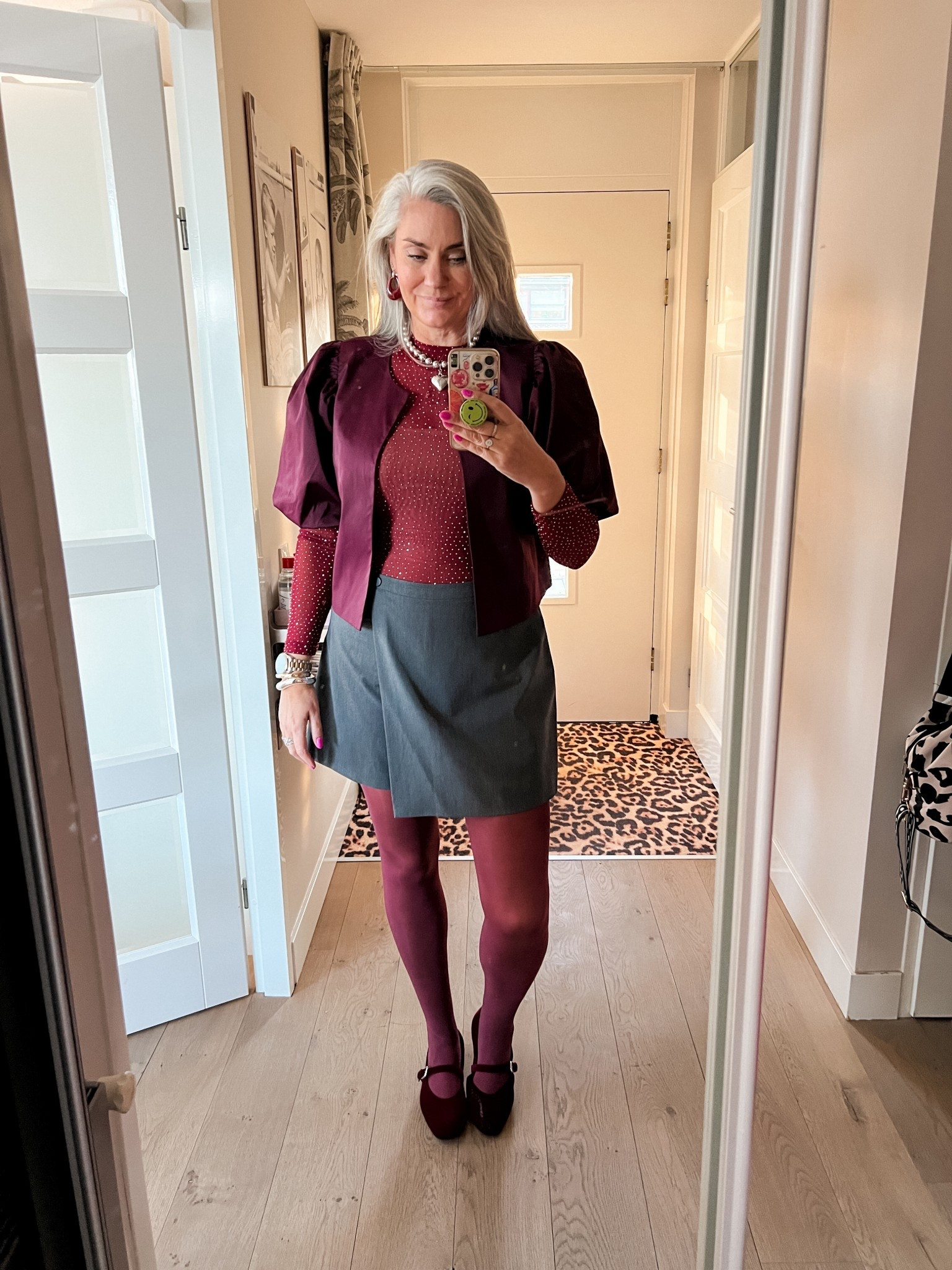 OOTD - Zondag. Bordeauxrode mesh top met glitters (Friends of), bordeauxrood jasje met pofmouwen (Shoeby, ouder), grijze skort (heel oud), bordeauxrode panty (Snag tights) en bordeauxrode, fluwelen Mary Jane schoentjes. 



#LTKwinter #LTKnederlands #LTKeurope