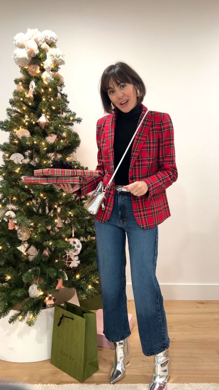 My Festive Fits Capsule Wardrobe includes a suit and today I’m wearing just  the blazer back to my favorite black turtleneck and metallic accessories, but I decided to dress it down with a pair of jeans. 

#hautemamalookoftheday
#plaidblazer
#festivecapsulewardrobe

See the entire capsule, checklist, and more shopping links here 

https://closetchoreography.com/festive-fits-23-fuss-free-holiday-capsule-wardrobe/

#LTKstyletip