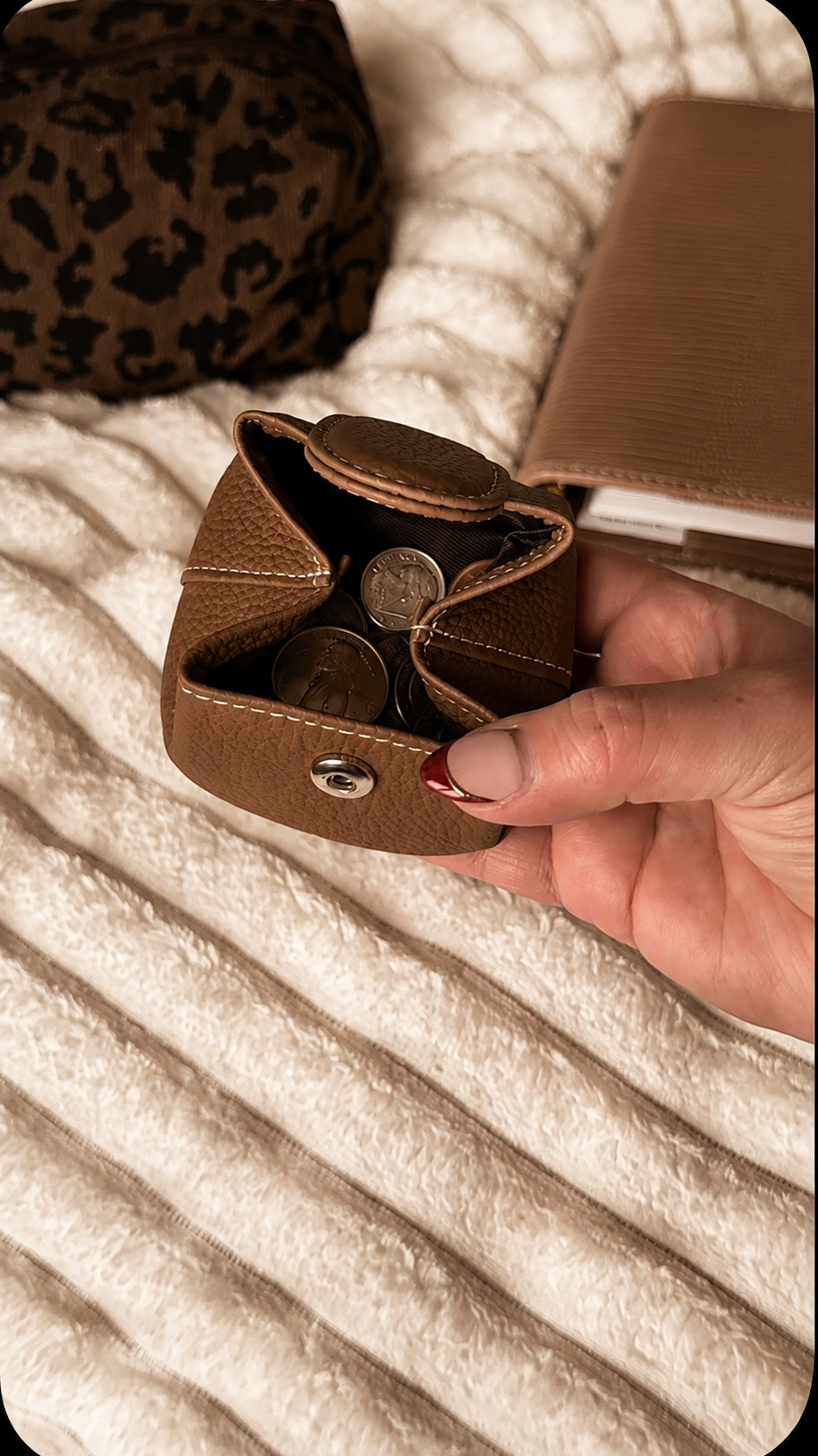 This Japanese coin purse is so perfect! 

Coin purse, wallet, japanese wallet, purse accessories