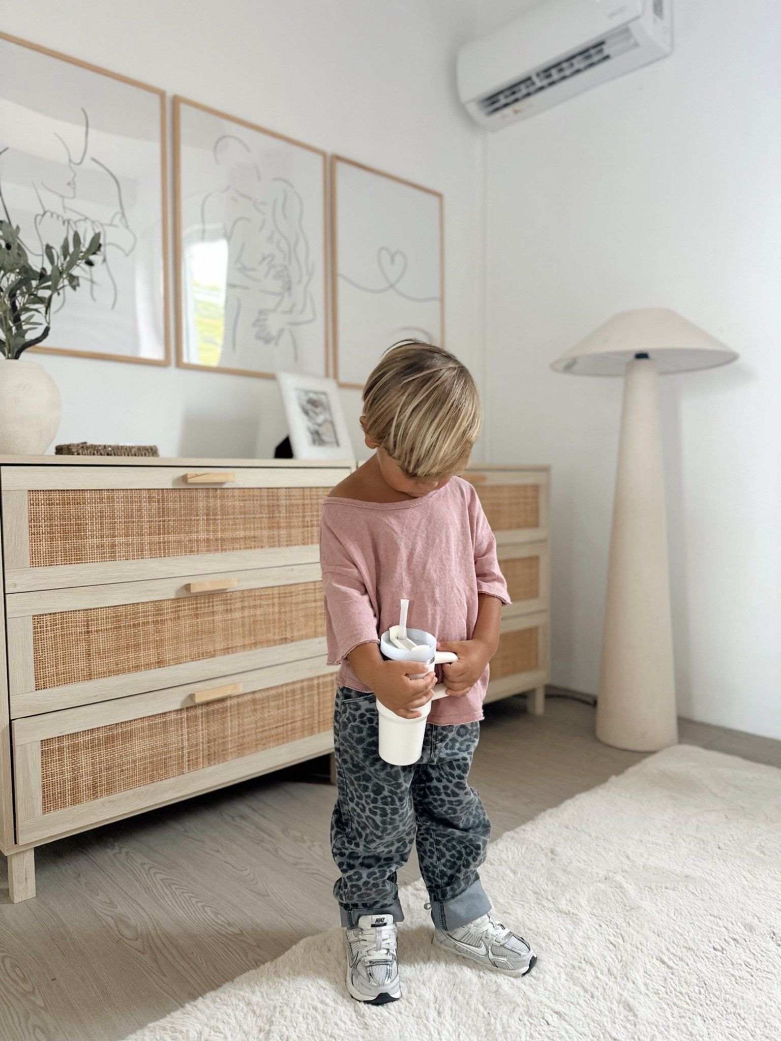 Not the same color as Lyo’s because the grey is sold out, but it’s the same model  and this one is incredible too 🥹