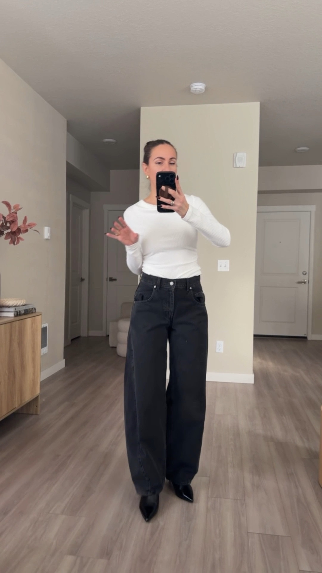 Im 5’7 wearing 26/32. Linked exact top  and bra.  Exact Jeans and exact ankle boots I’m wearing.  
#baggybarreljeans #barreljeans #baggyheans #levisjeans #womensjeans #whitetop #pointybooties #pointytoeabkleboots #pointedtoebooties