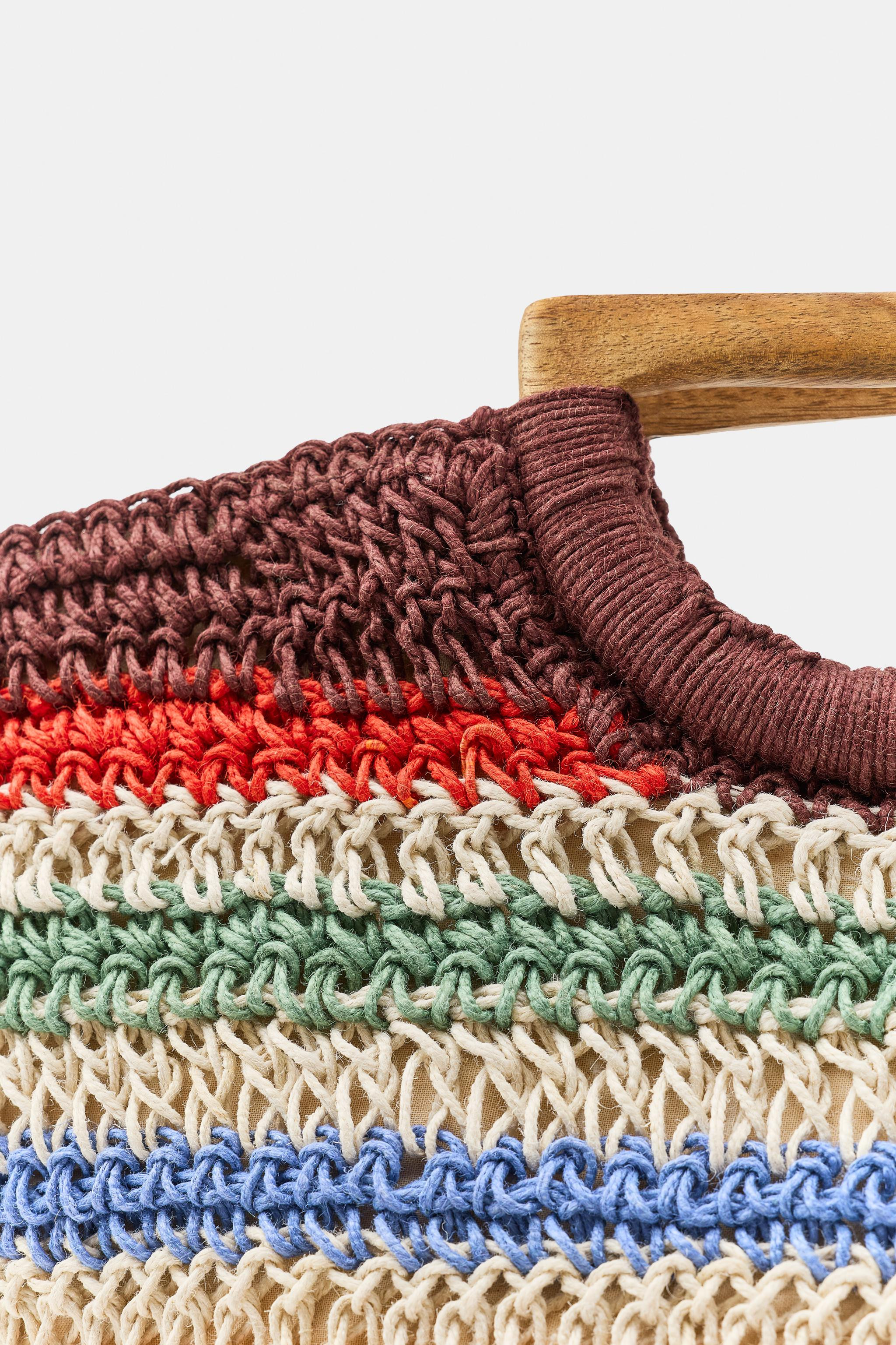 Basket bag with main fabric made of 100% jute. Wooden handles. Contrast fabric interior lining. | Zara US