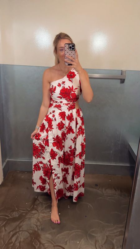 ABERCROMBIE 20% off dresses!

Wearing size XS, it’s runs larger so I recommend to SIZE DOWN! 

Maxi dress • wedding dress • floral dress • cutout dress • red and white dress • one shoulder dress • wedding guest dress 

#LTKVideo #LTKStyleTip #LTKWedding