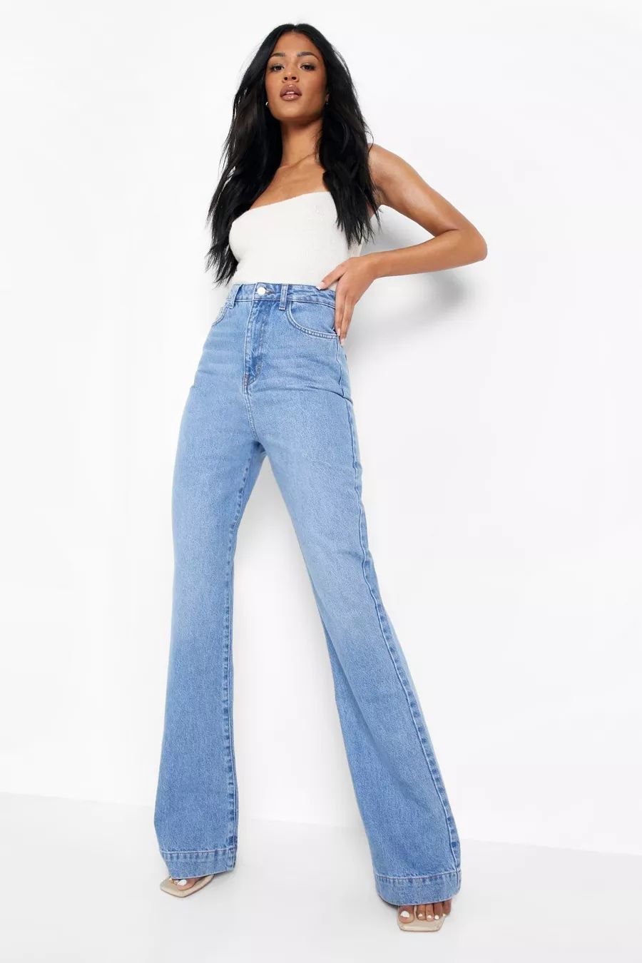 Tall High Rise Jeans Met Wijd Uitlopende Pijpen | Boohoo.com (NL)