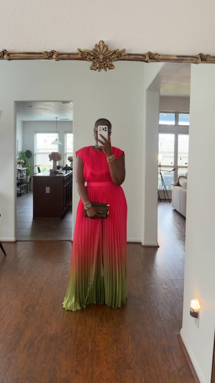 Wearing a medium in this ombré jumpsuit and it is so cute! I am 5’4” and I have on thick platform heels because the jumpsuit is very long.