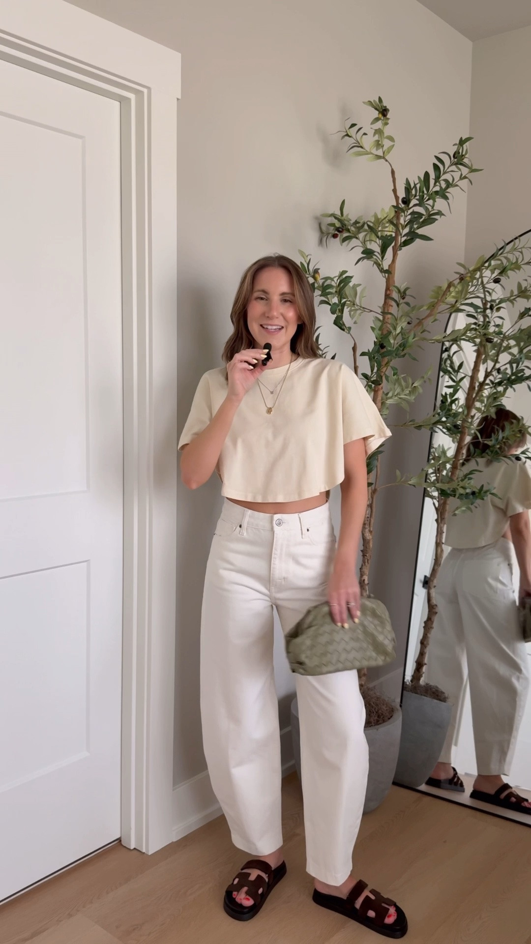 I love these @Zara finds 🤩 this curved hem tee is so unique and these white barrel jeans are PERFECT! 

Summer style, trendy outfit, style over 30, outfit idea