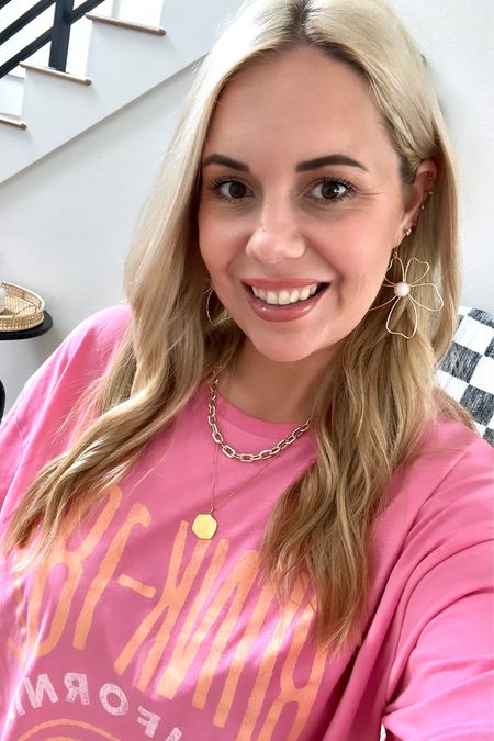 
 The shirt isn’t online yet but I’ve linked my jewelry for ya! 

Kendra Scott jewelry, flower earrings, chain necklaces, Tarte cosmetics 

#LTKover40 #LTKfindsunder50