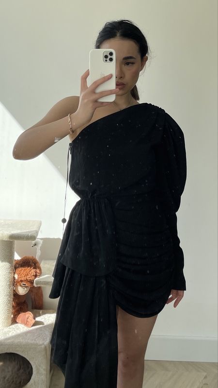 16Arlington asymmetric black dress 🖤

Not available anymore so I’ve linked some alternatives below! 

outfit inspiration, Christmas outfit, dinner date outfit, NYE outfit, party outfit, black dress, Nederland. 

#LTKparties #LTKeurope #LTKSeasonal