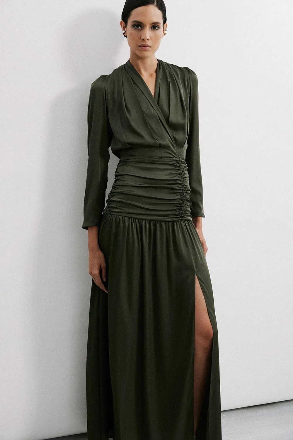 Vestido festa pala drapeada verde oliva | OffPremium (BR)