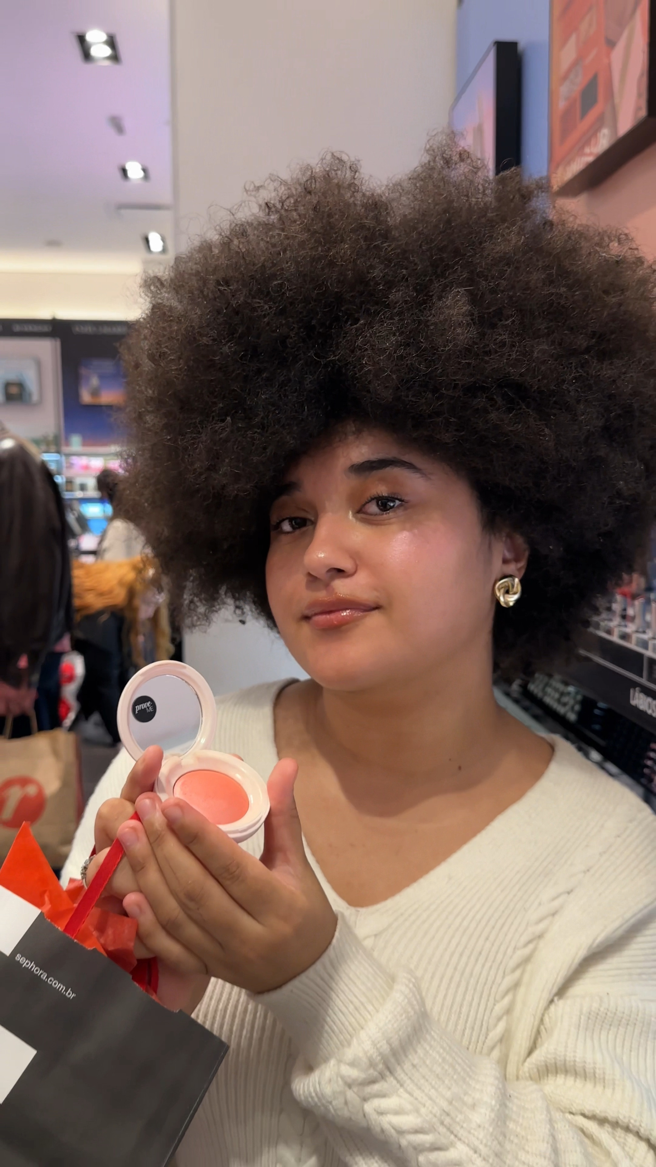 O blush iluminador mais viral do momento vem em 6 cores que de todas, quem roubou meu coração e foi pra casa comigo foi a Joy. Qual a cor favorita de vocês? 💛

#LTKfamilia #LTKbeleza #LTKbrasil