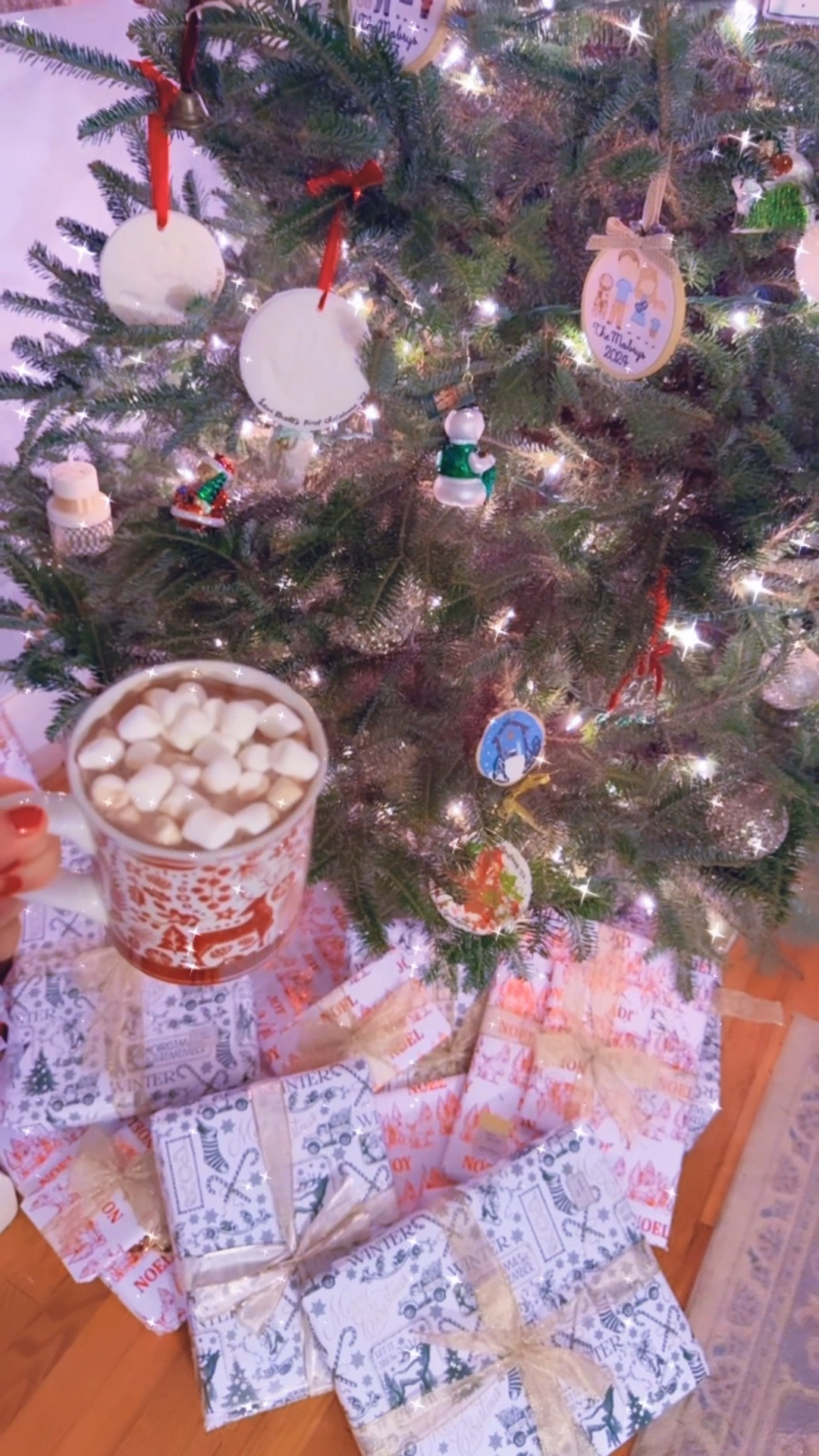 and today’s naptime situation is extra cozy - hot cocoa ☕️🍫 & marshmallows 🤍 and writing a few more Christmas cards 💌