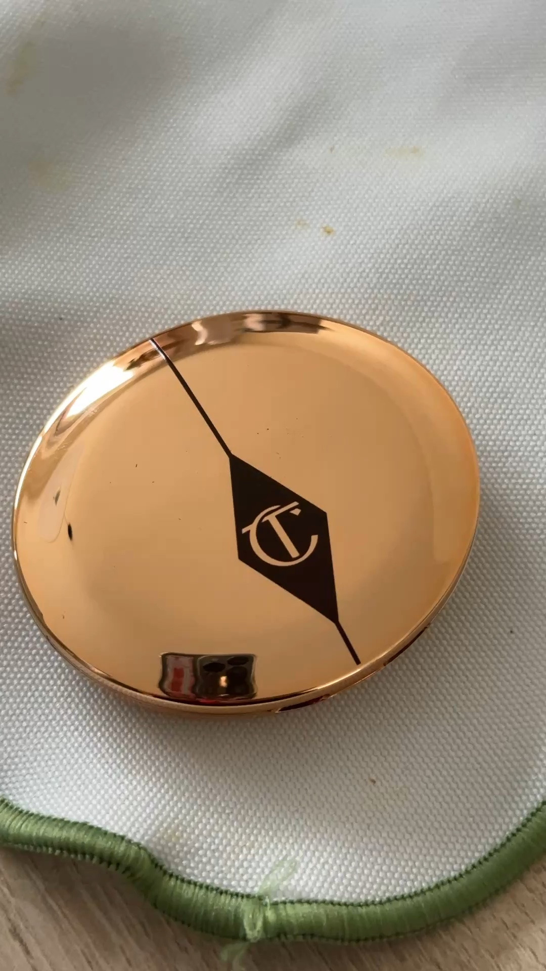 Charlotte Tilbury Airbrush Flawless Finish Setting Powder.
Charlotte Tilbury compact powder ✨
Blurs imperfections and smooths the skin beautifully.
Gives a soft-focus, flawless finish without looking cakey.
Perfect for setting makeup or quick touch-ups throughout the day.
A handbag essential for that polished, airbrushed look.

#LTKgrwm #LTKBeauty #LTKdayinmylife