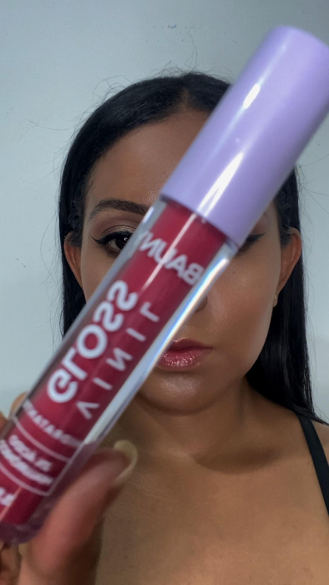 Vinil gloss hidratante os lábios s deixa um efeito vinil nos lábios. 


#gloss #trend 

#LTKSeasonal #LTKbeauty #LTKVideo
