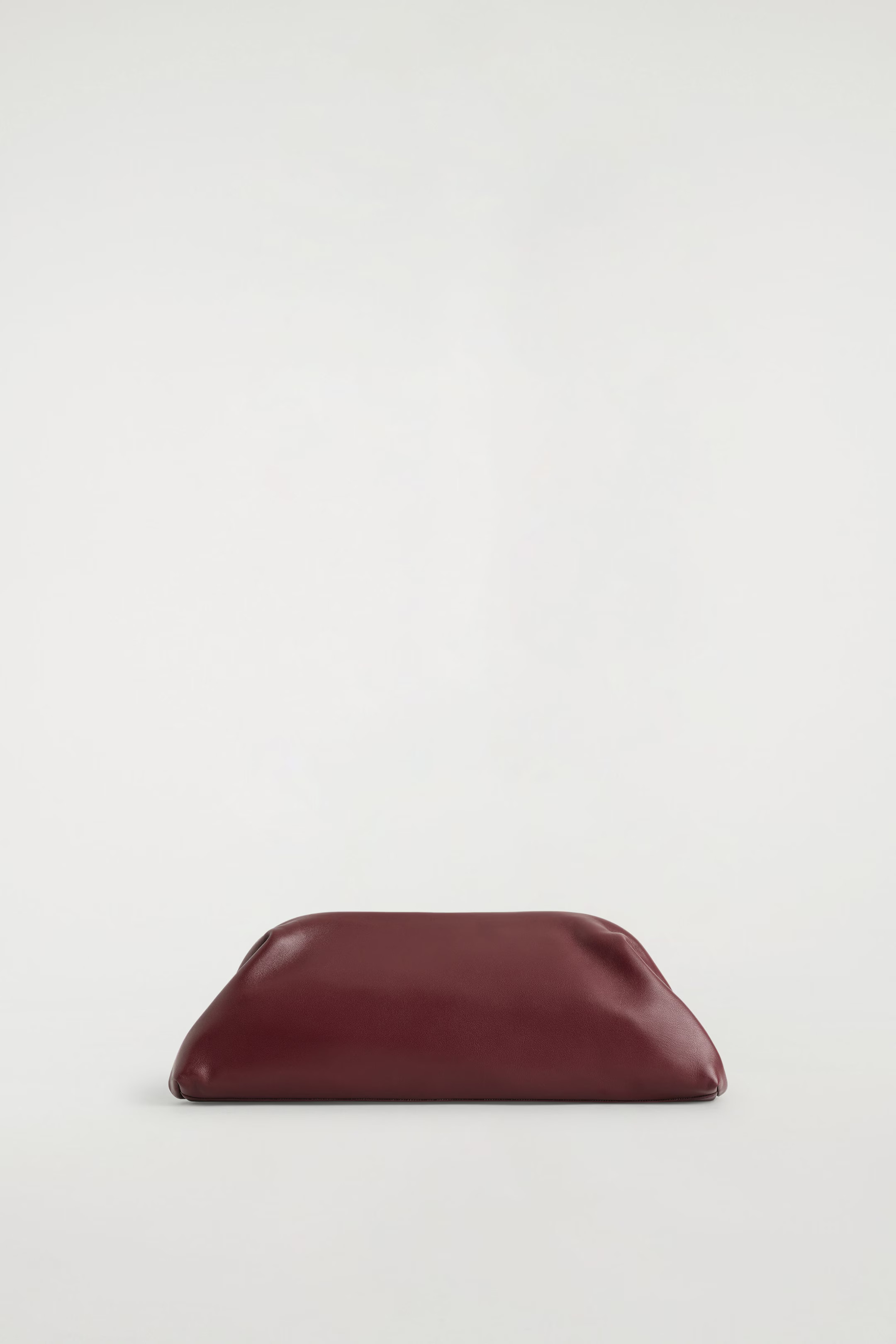 INGOT CLUTCH BAG - LEATHER - BORDEAUX | COS US | COS (US)