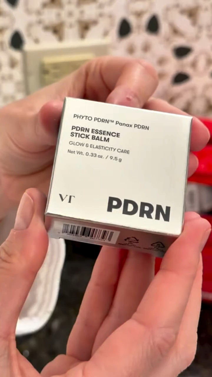 PDRN is officially my new favorite skincare product. This essence stick Phyto PDRN to help with skin elasticity and that healthy, lit-from-within radiance. It’s super creamy but doesn’t feel heavy—perfect for a quick refresh over or under makeup. I like to use under my foundation to have glowy effect and it makes foundation looking smooth.If you’re looking for an easy way to level up your anti-aging routine, this little stick is it. 🤍