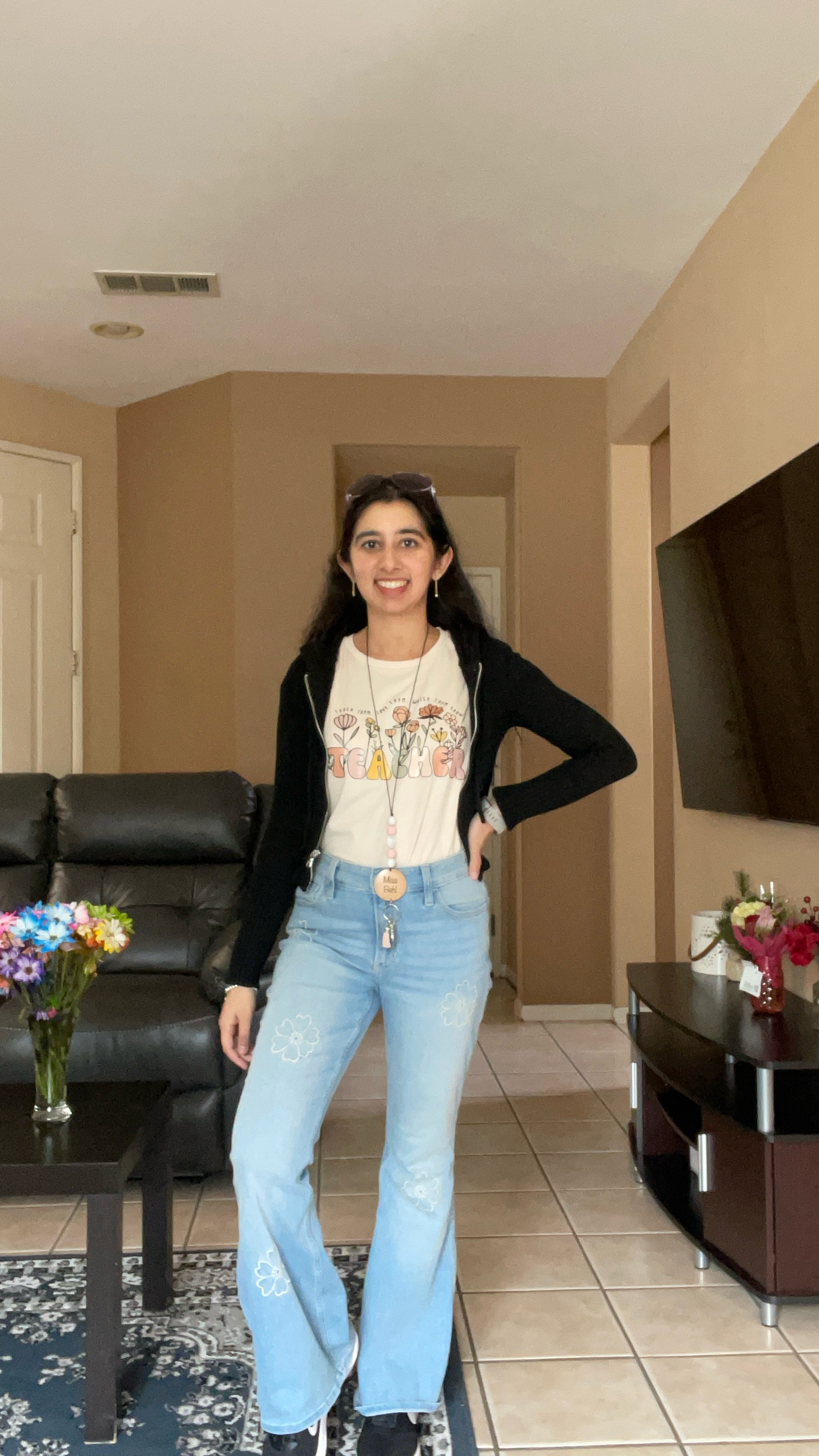 felt sooo cute in this outfit for our field trip day!! 

Jeans & zip up hoodie are from Hollister and can’t find them there anymore so I linked similar ones and my tshirt was from temu which is now sold out so I found some similar styles 🫶🏼