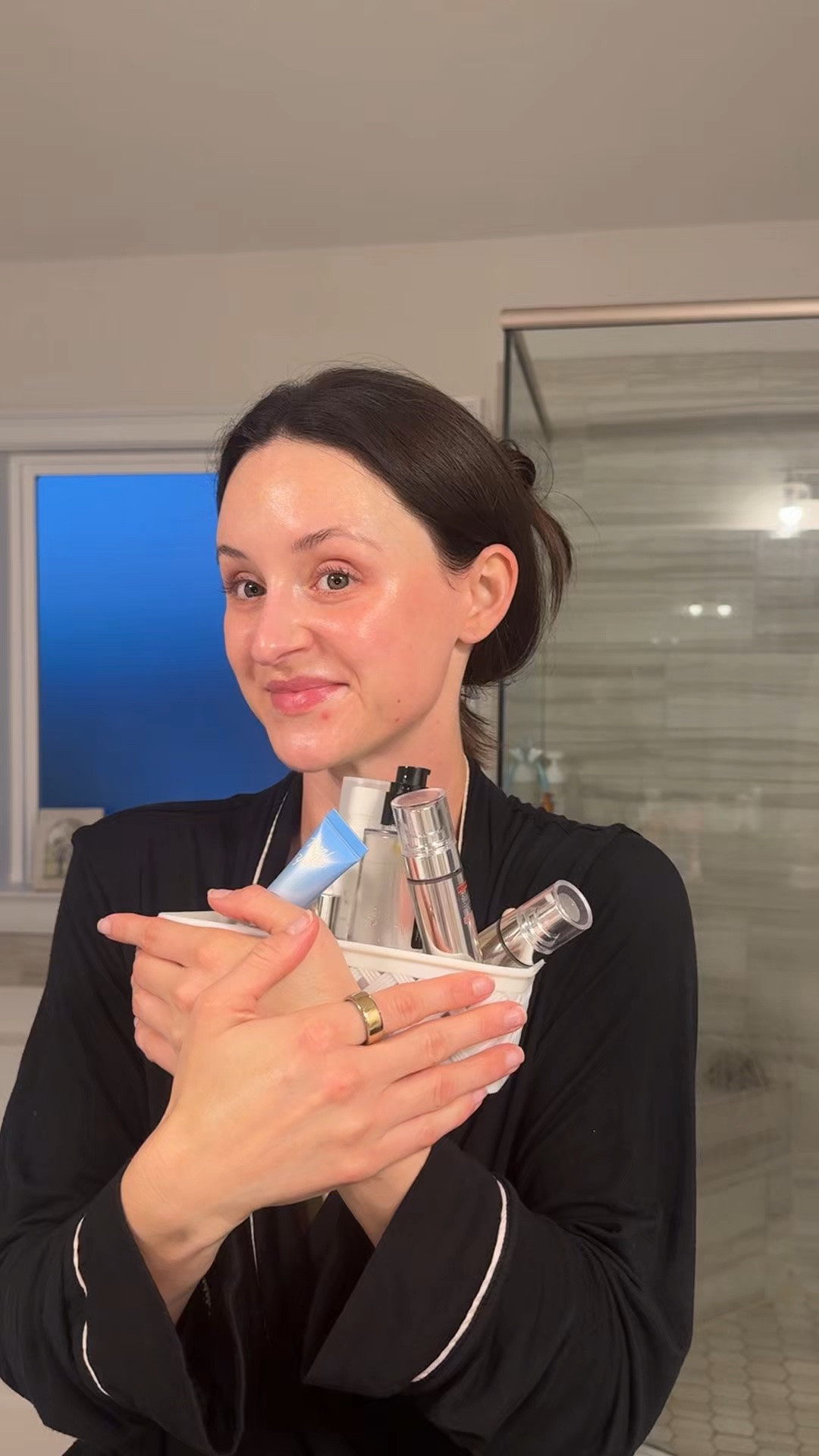 If you don’t like glass skin - swipe up. 

Or else stay and listen 👂 

1. Damp your skin @haruharuwonder_us_official NAD mist 
2. Skin flood - @acwell_global Licorice toner + @thenimetyou The Giving Essence +  @mixsoon_global Essence 
3. Eye cream @thenimetyou the best !! 
4. Moisturize @thenimetyou Bong Bounce Cream 
5. SPF @kiehls 

@ouraring @mykitsch - dry shampoo 

#glassskin #skincareroutine #thenimetyou #haruharuwonder #glazedskin