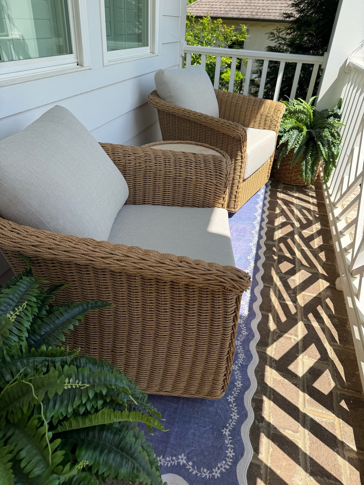 Outdoor hand woven wicker furniture sets, chairs and table! Swivel 360 degrees