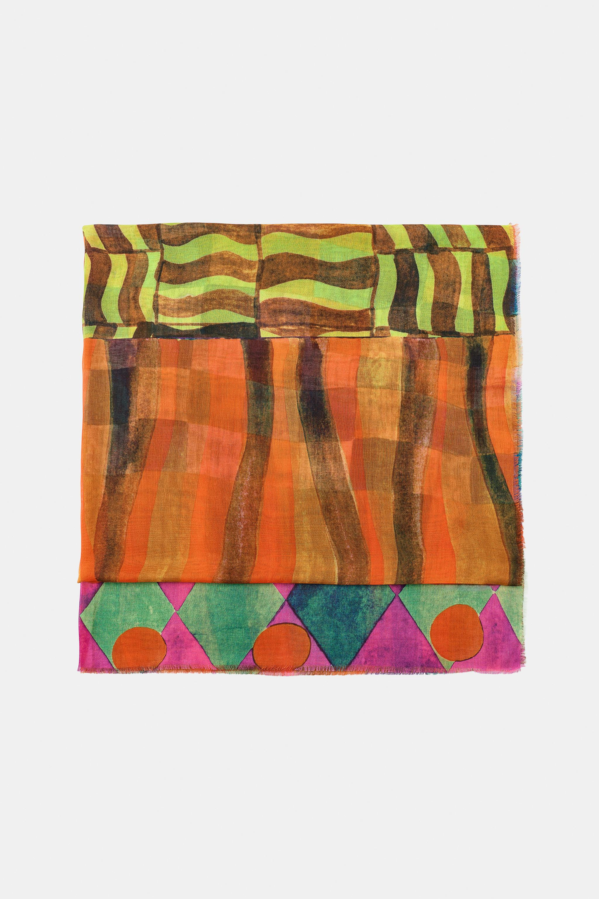 Printed scarf made from a blend of modal and 8% silk. Frayed edges.DIMENSIONS: 39.4 x 76.8 inches... | Zara US