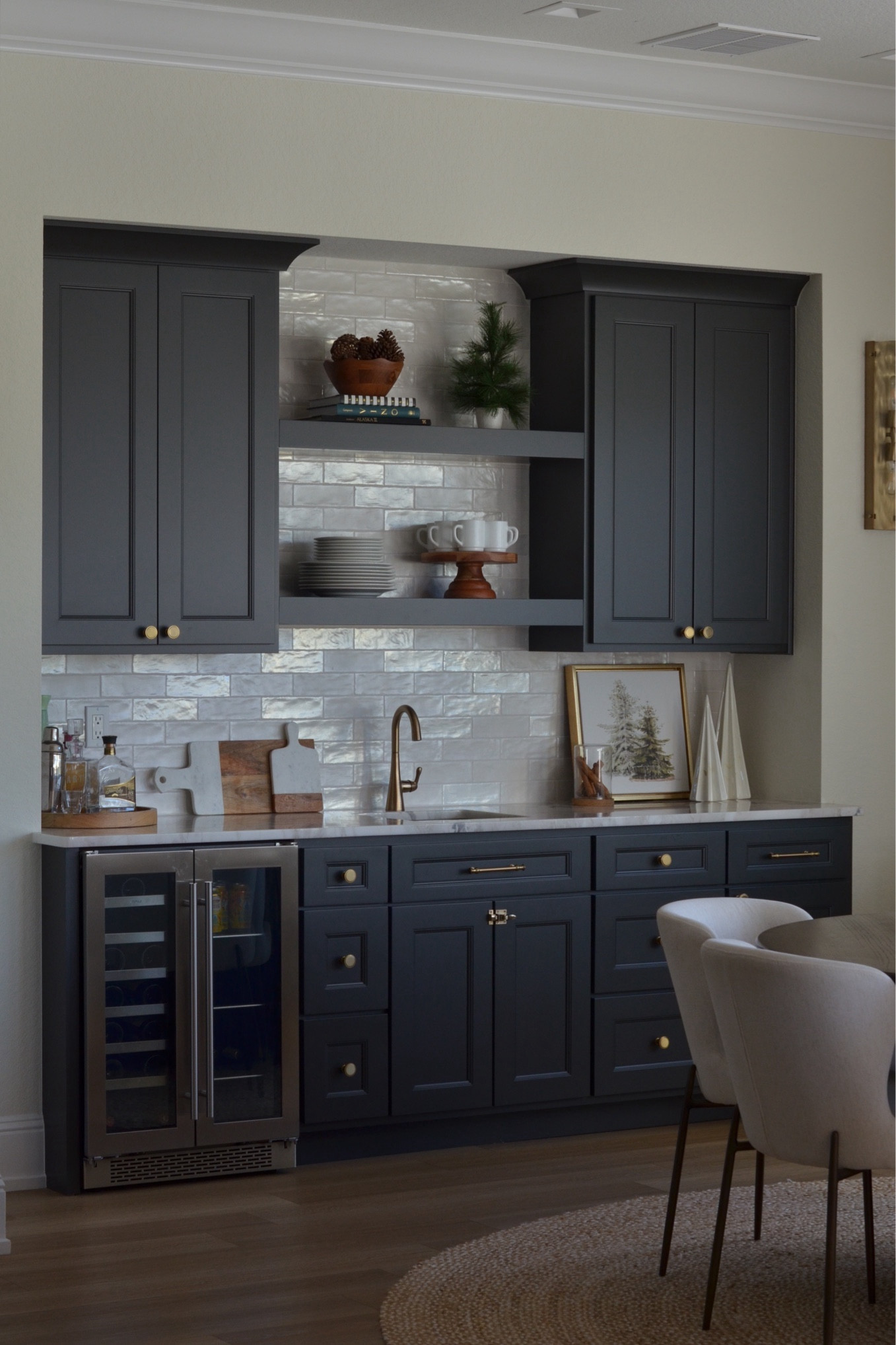 Christmas decor, Christmas art, dining chair, dining table, dining rug 

#LTKHoliday #LTKSeasonal #LTKhome