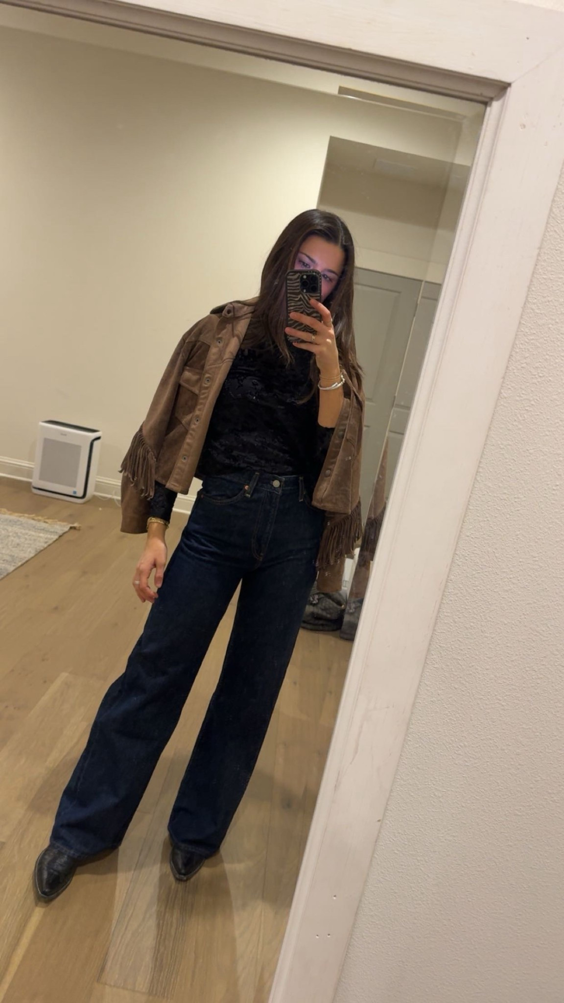 rodeo outfit 🤠


western, fringe jacket, levi’s wide leg jeans 

#LTKSeasonal #LTKTravel #LTKootd