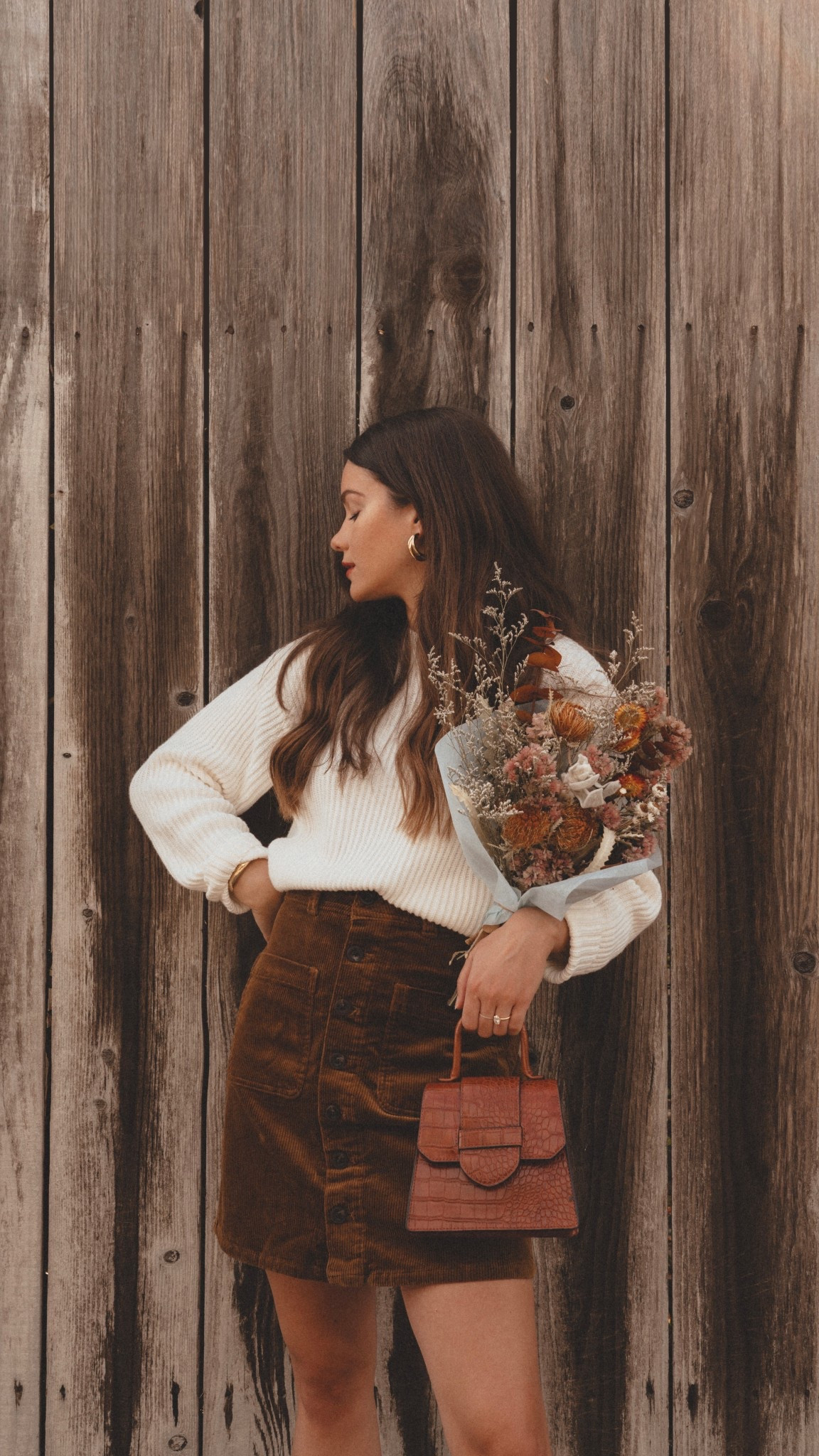 Fall neutrals never go out of style 🍂✨ I’m loving the cozy combo of a chunky white knit sweater paired with this corduroy button-front mini skirt — the perfect balance of soft and structured for those crisp autumn days. Styled it with gold hoops, a textured brown handbag, and a bouquet of dried florals for that effortless seasonal touch. This look transitions seamlessly from a coffee date to a casual weekend outing.


#FallOutfitInspo #LTKFallStyle #LTKFashion #NeutralOutfits #FallWardrobe #OOTD #SweaterWeather #LTKUnder100 #AutumnStyle #CorduroySkirt #CozyChic #MinimalStyle #LTKOutfit

#LTKFindsUnder100 #LTKSeasonal #LTKStyleTip