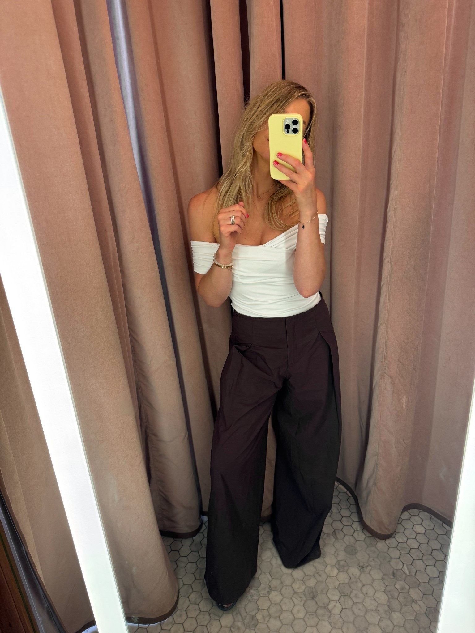 Aritzia sale

Size medium in the top
Pants are old Massimo Dutti


#LTKFindsUnder50 #LTKSaleAlert #LTKOver40