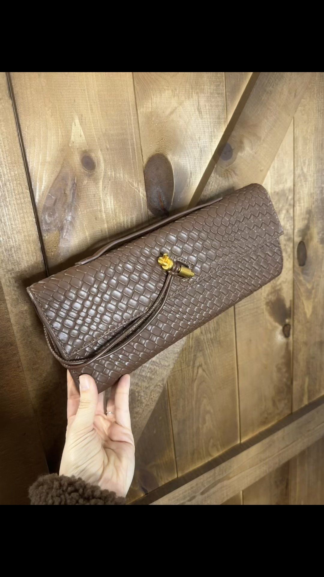 Finally got my hands on the infamous bottega dupe! Comes with a crossbody strap too 

#LTKFindsUnder50 #LTKTravel #LTKSaleAlert