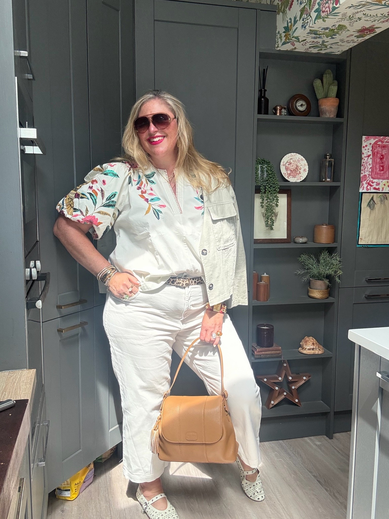 Floral top, cream jeans, tan bag, sunglasses

#LTKsummer #LTKplussize #LTKjeans