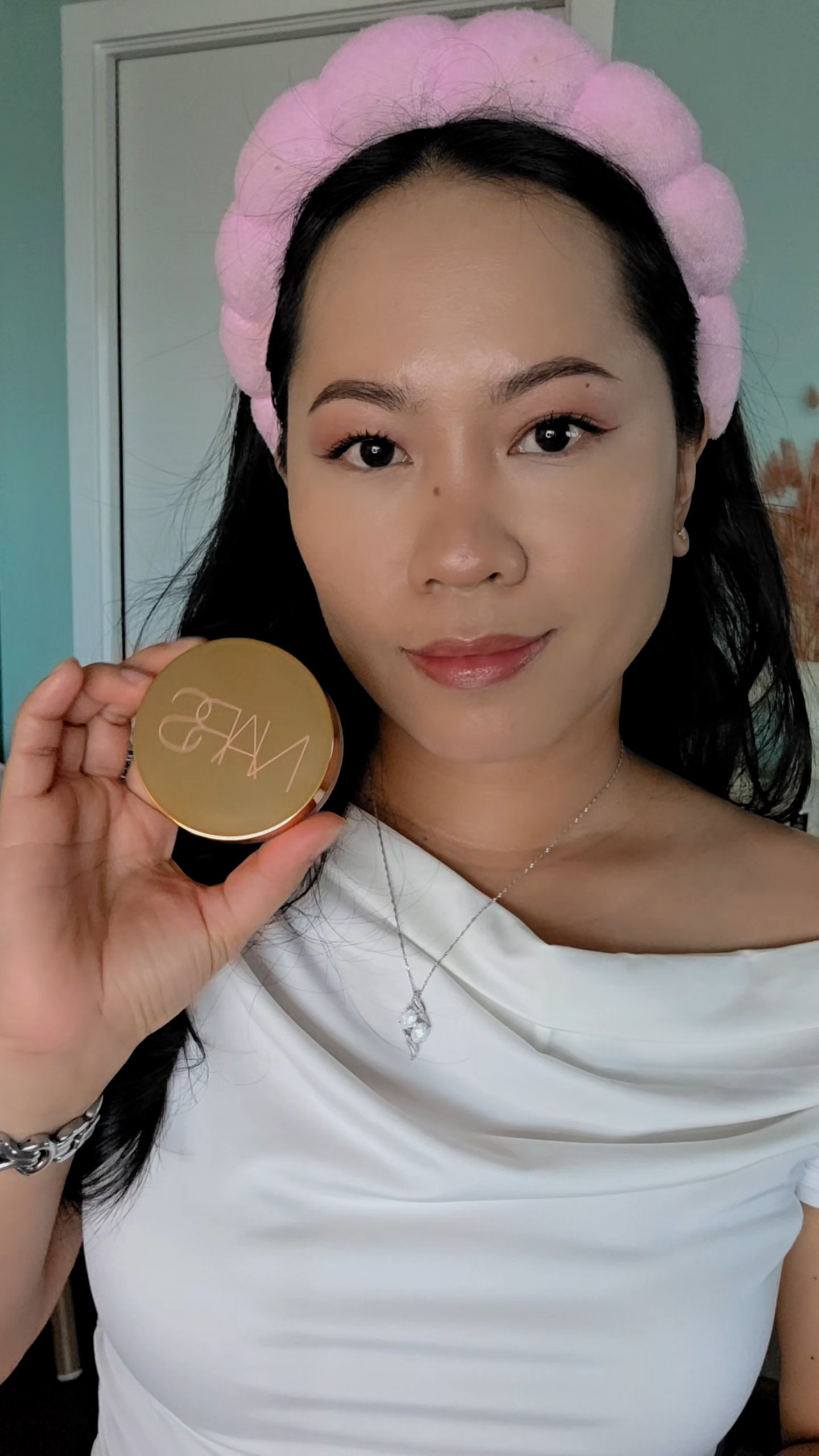 What if I tell you, you can achieve the softest and  smooth brozer application and never have to worry how it would look. This bronzer you must have especially if you have dry and mature skin.✨️ 

#LTKBeauty #LTKselfcare