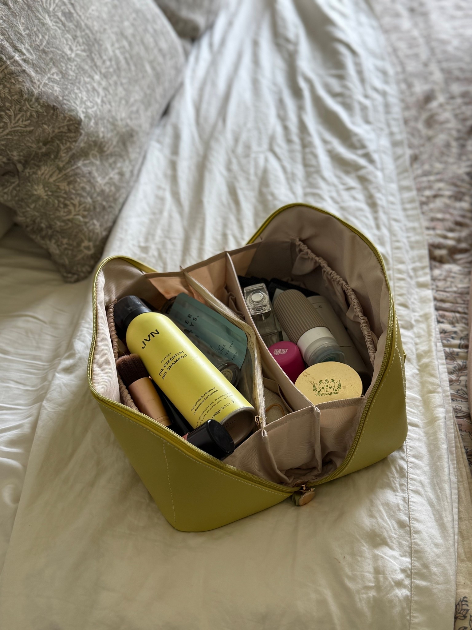 Lay flat accordion makeup bag that fits everything somehow

Colorway: AP Green

#LTKBeauty #LTKgrwm