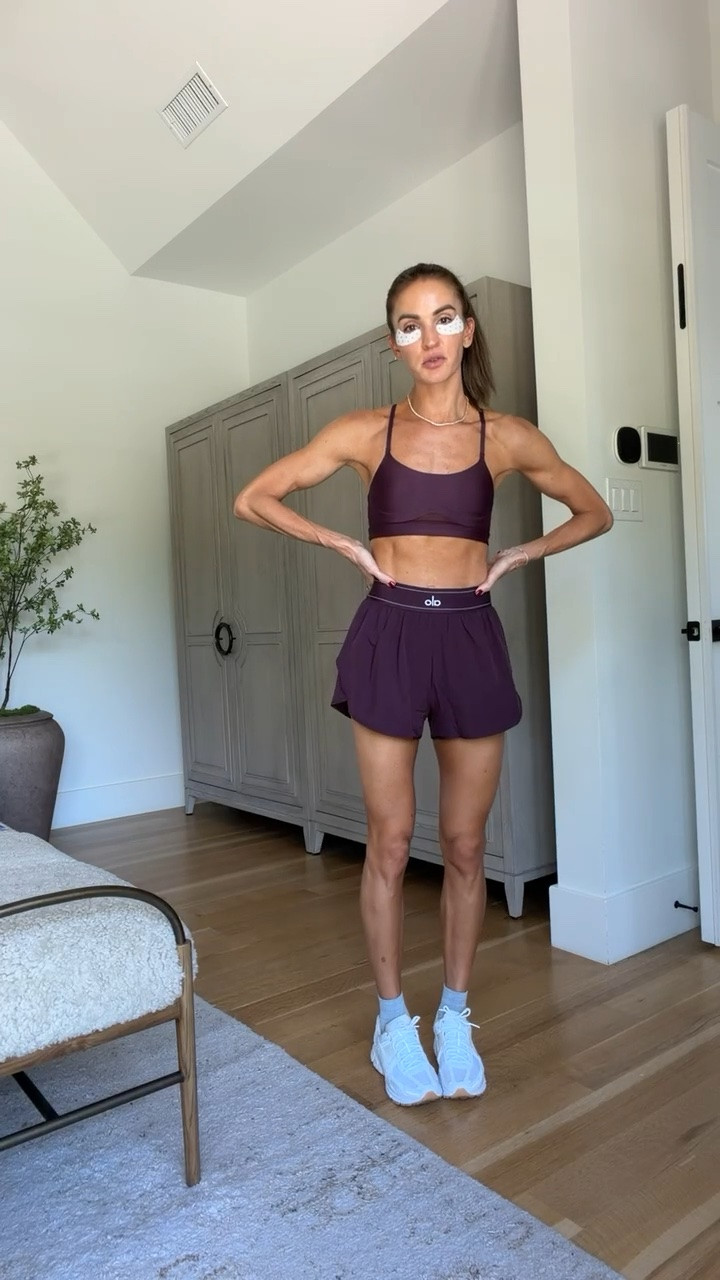 The Alo shorts I have in almost every color because they’re THAT good 🙌🏼 bra + shorts run tts