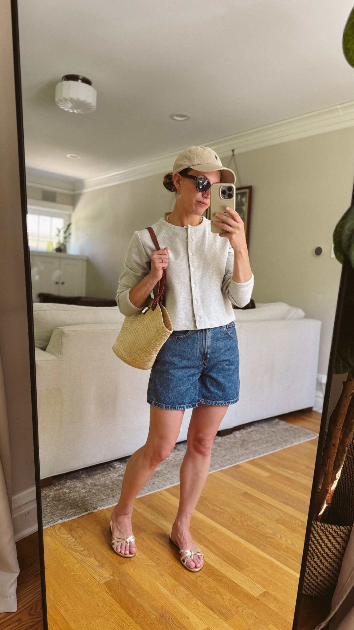 May Capsule Wardrobe // Day Twenty-Three

Alex Mill Cardigan, XS, TTS. Everlane shorts, 25, TTS. Steve Madden sandals, TTS. Polo baseball hat. Quince sunglasses. Sèzane bag.

#LTKootd #LTKPetite #LTKOver40