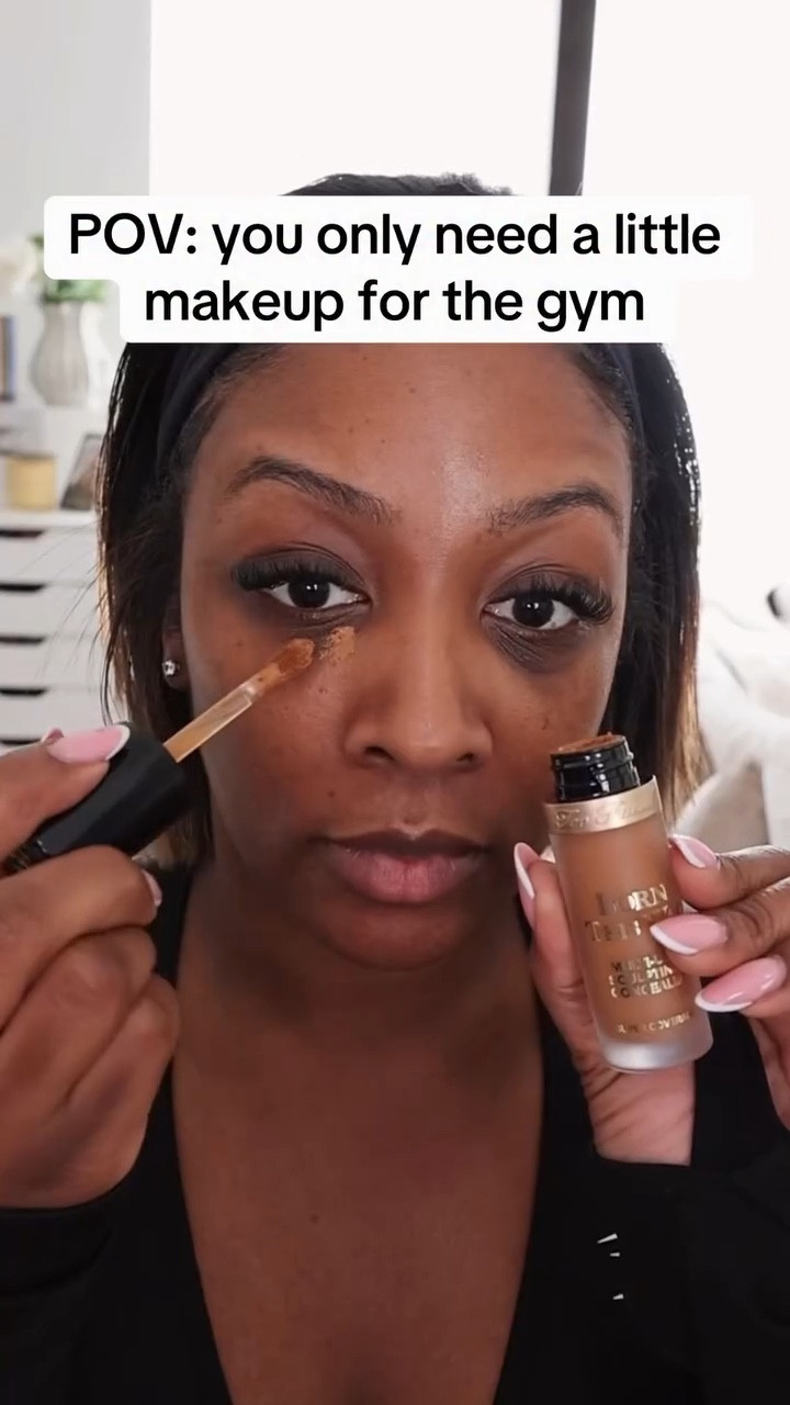because you only need a little makeup for the gym. 

Makeup used in video👇🏾

@toofaced Born this way concealer shade chestnut 
@glamlite Bake & Set Setting powder shade cookie dough 
@clarinsofficial Lip comfort oil shade 01 
@fentybeauty You mist 

#gymmakeup #quickmakeup #minimalmakeup #easymakeup