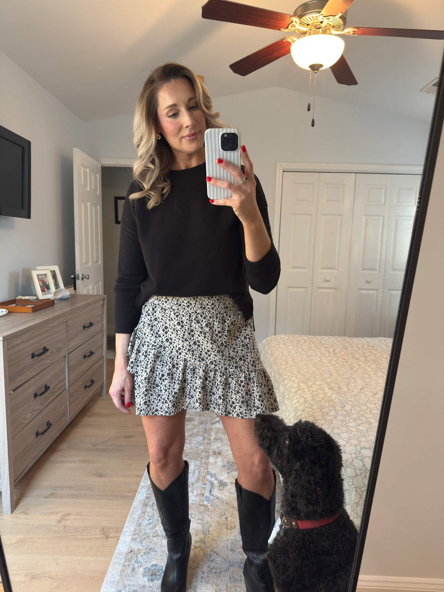 Casual skirt, black boots, black sweater