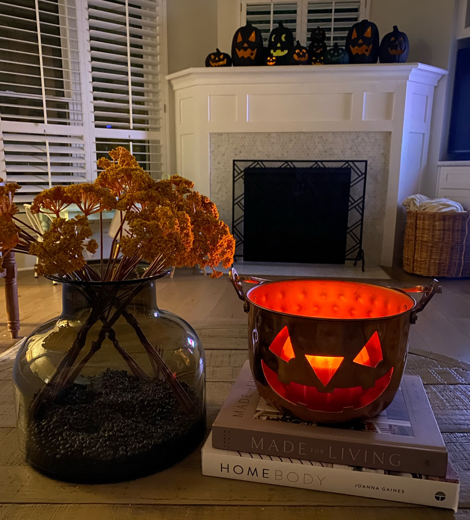 Halloween coffee table styling 🎃







Halloween decor, coffee table, round coffee table, jack o lantern, metal jack o lantern, fall decor, fall styling, Halloween mantle 

#LTKHalloween #LTKSeasonal