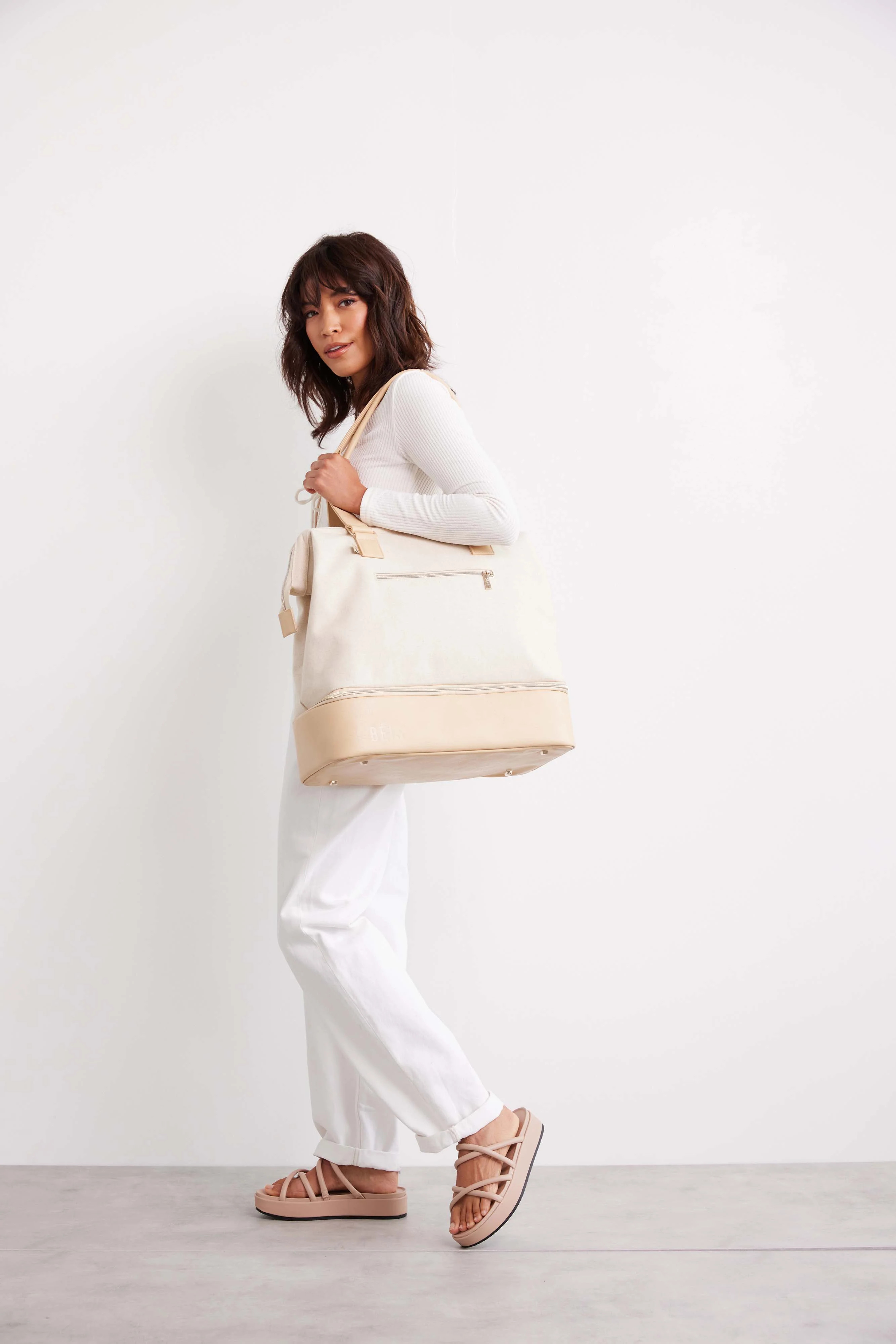 BÉIS 'The Mini Weekender' In Beige - Small Beige Weekender Bag & Travel Duffle Bag | BÉIS Travel
