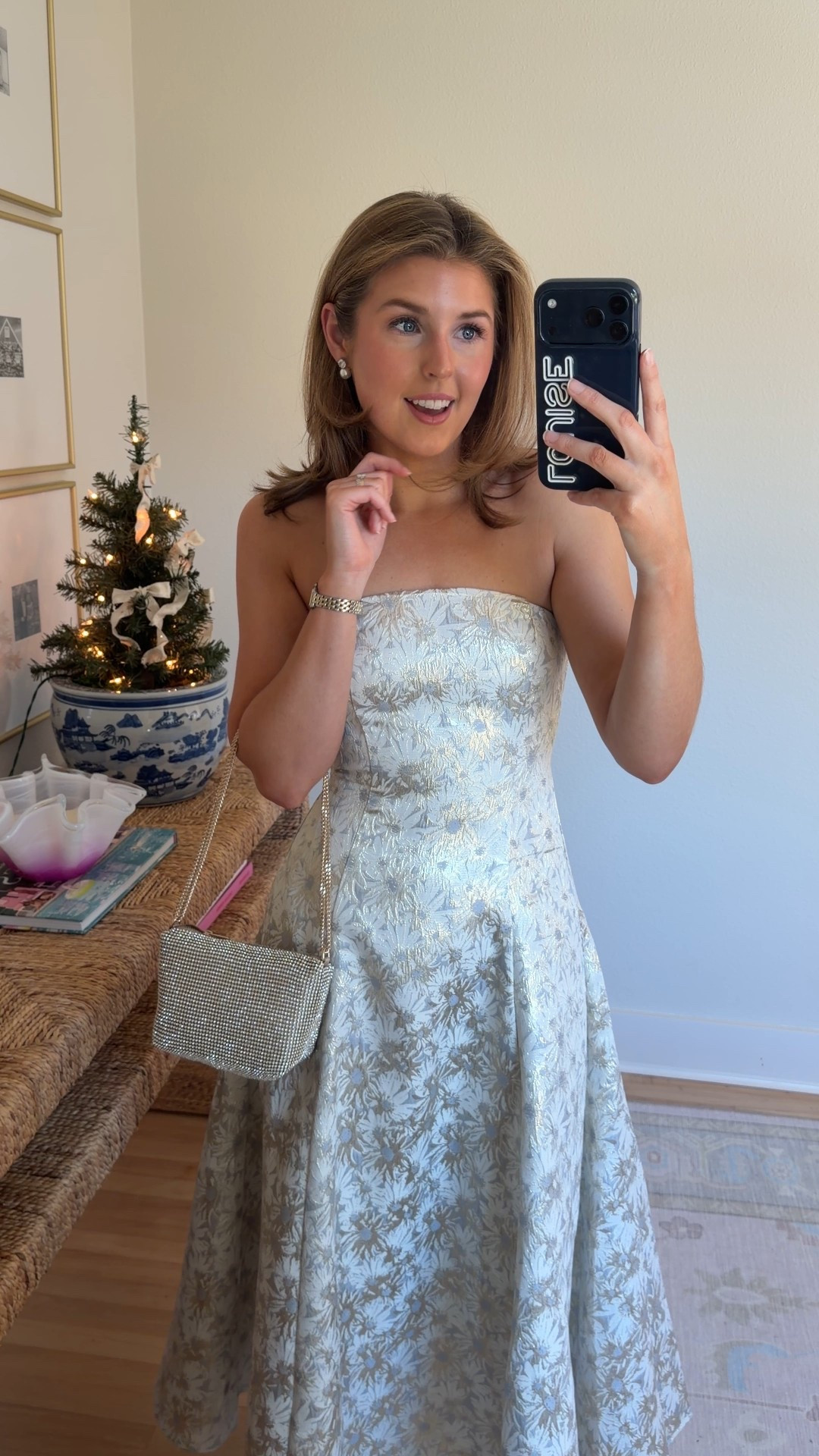 Lovely look for the bride to be! Wearing a S! Runs a little small IMO!