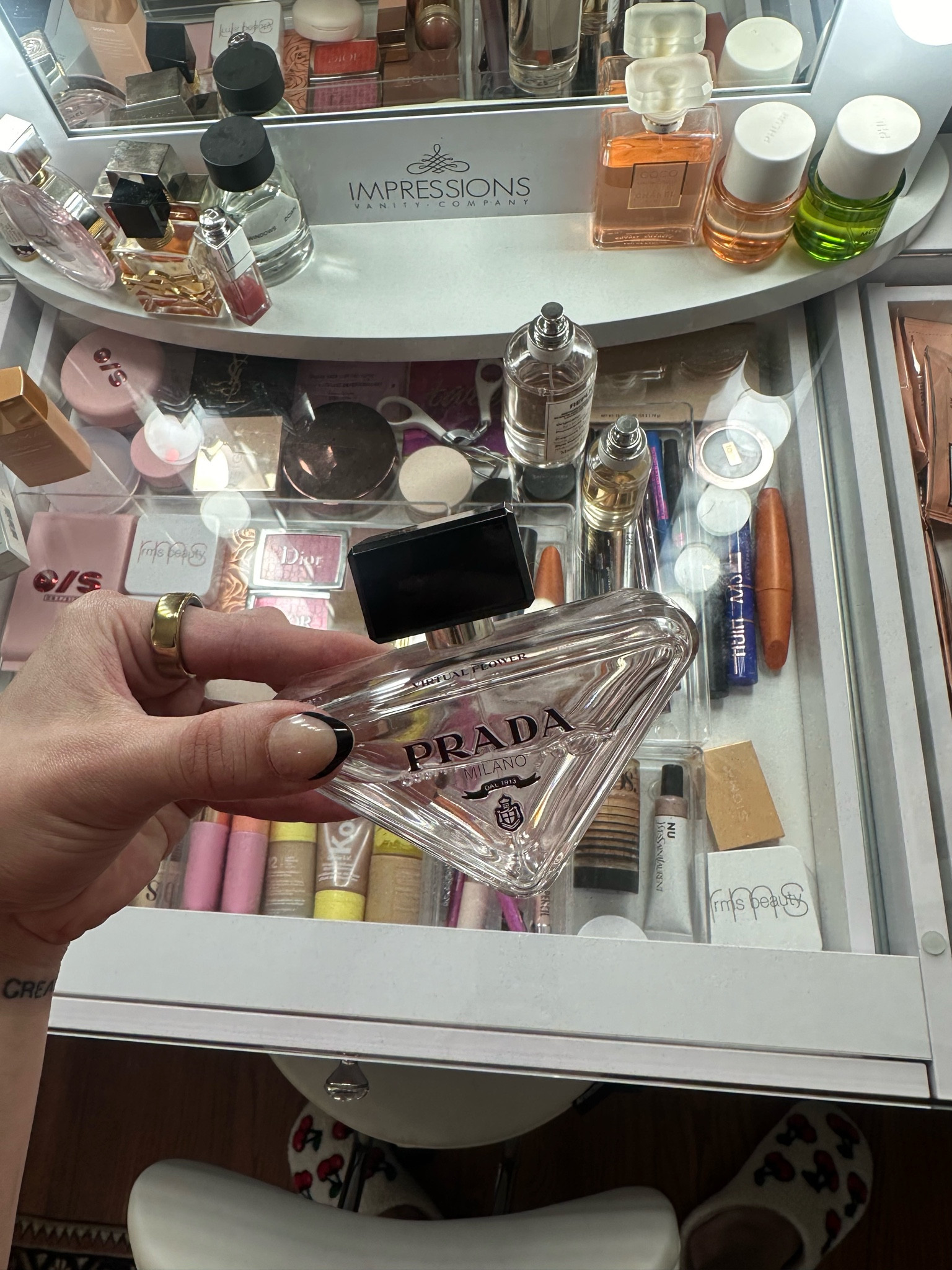Can’t leave the house without smelling good - my go to! 💋 #prada #perfume #smellgood

#LTKBeauty