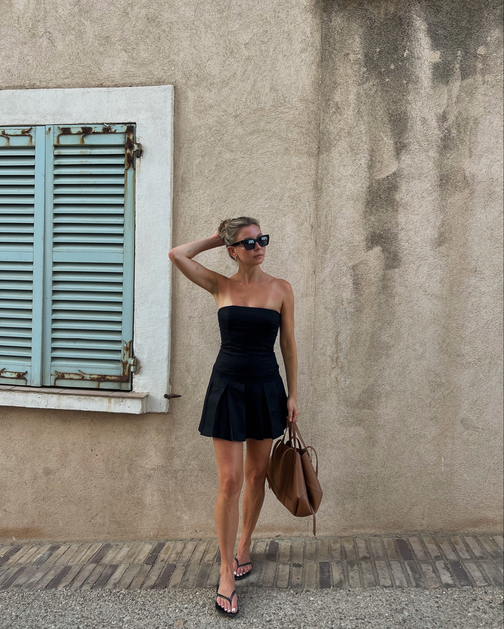 Little black linen dress. Perfect outfit for summer nights. 